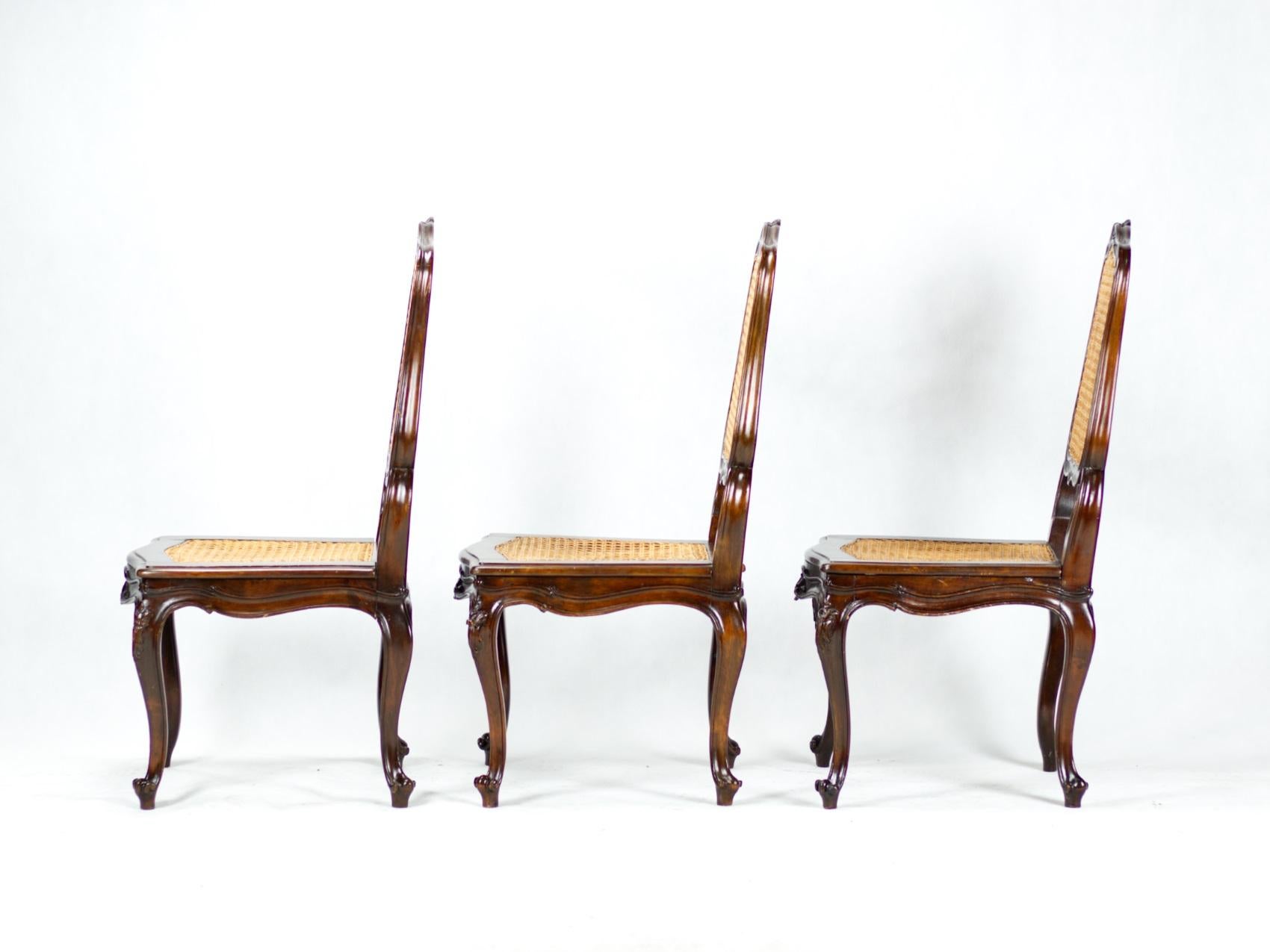 Ensemble de six chaises de salle à manger cannées de style Louis XV du 19ème siècle en noyer en vente 3