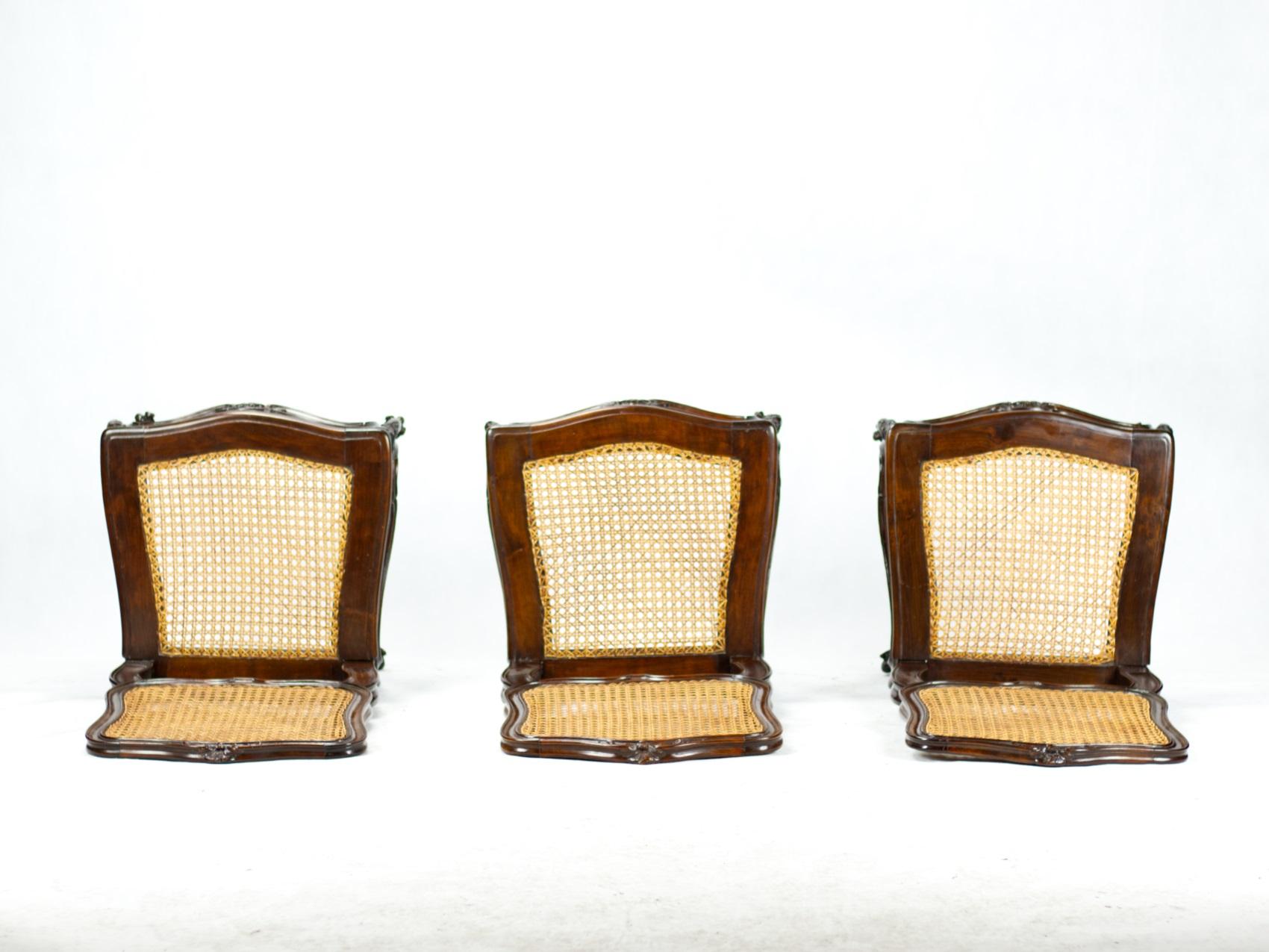 Ensemble de six chaises de salle à manger cannées de style Louis XV du 19ème siècle en noyer en vente 4