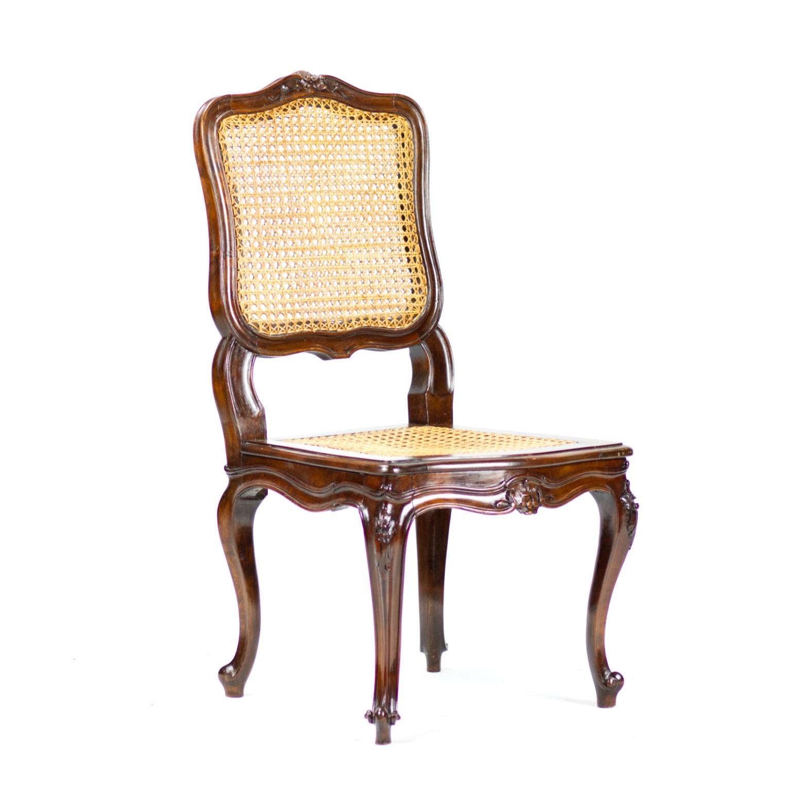 Ensemble de six chaises de salle à manger cannées de style Louis XV du 19ème siècle en noyer en vente 5