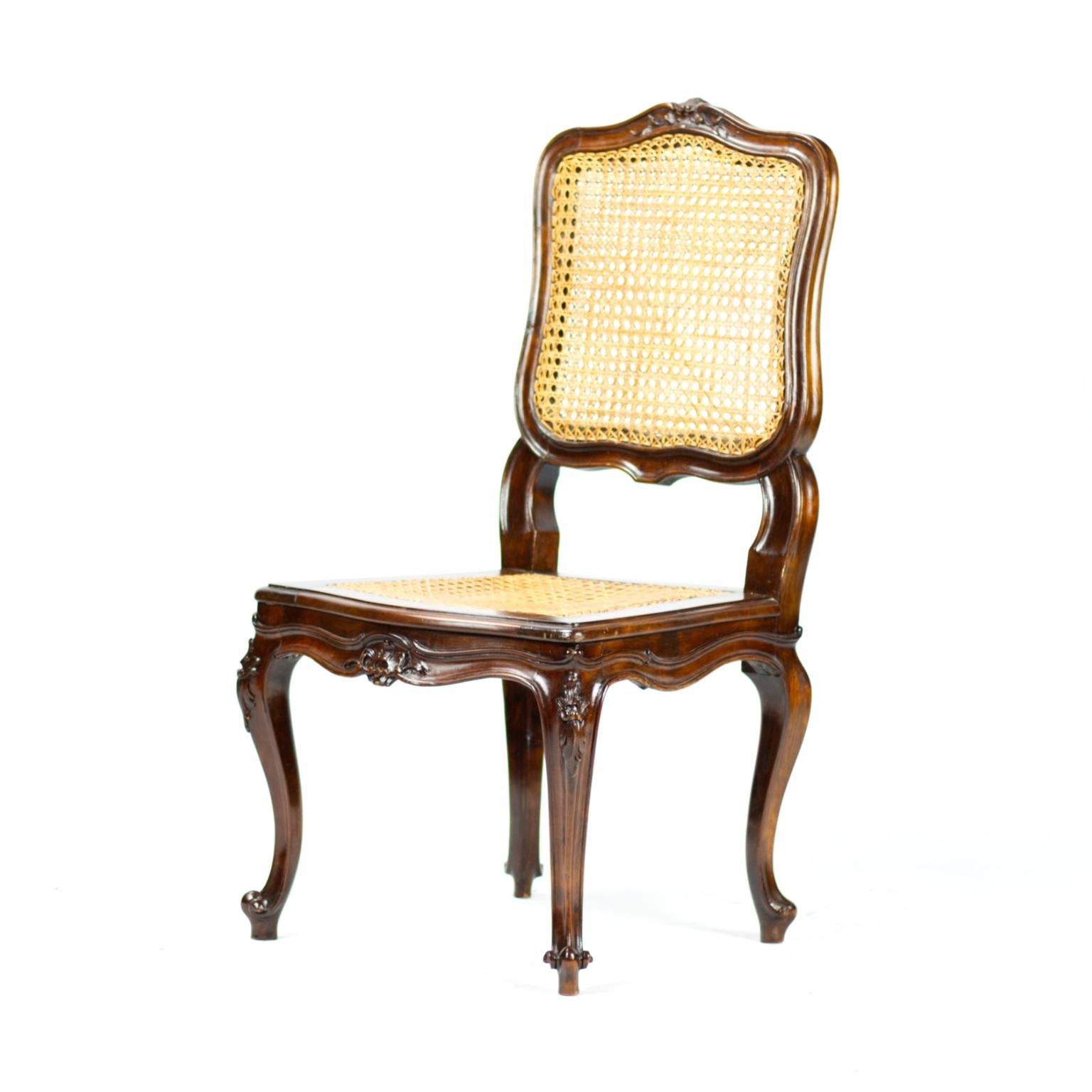 Ensemble de six chaises de salle à manger cannées de style Louis XV du 19ème siècle en noyer en vente 9