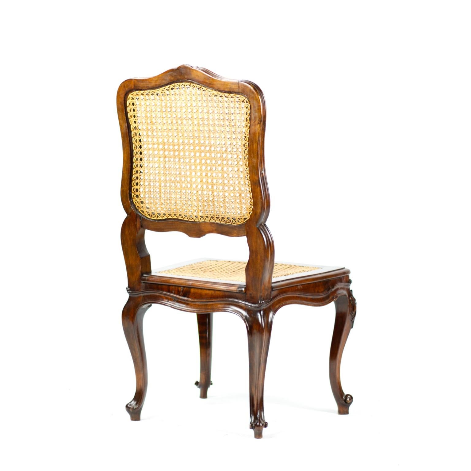 Ensemble de six chaises de salle à manger cannées de style Louis XV du 19ème siècle en noyer en vente 10