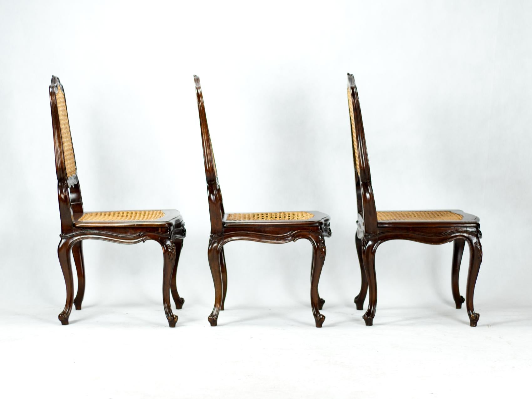 Français Ensemble de six chaises de salle à manger cannées de style Louis XV du 19ème siècle en noyer en vente