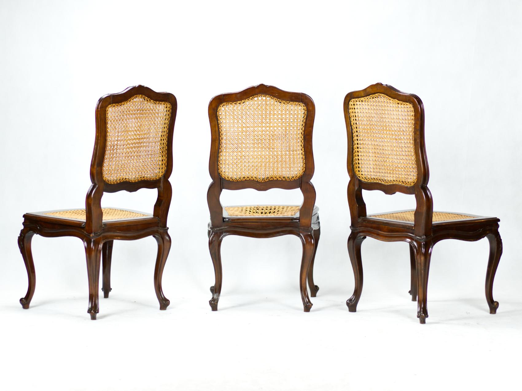 Sculpté à la main Ensemble de six chaises de salle à manger cannées de style Louis XV du 19ème siècle en noyer en vente