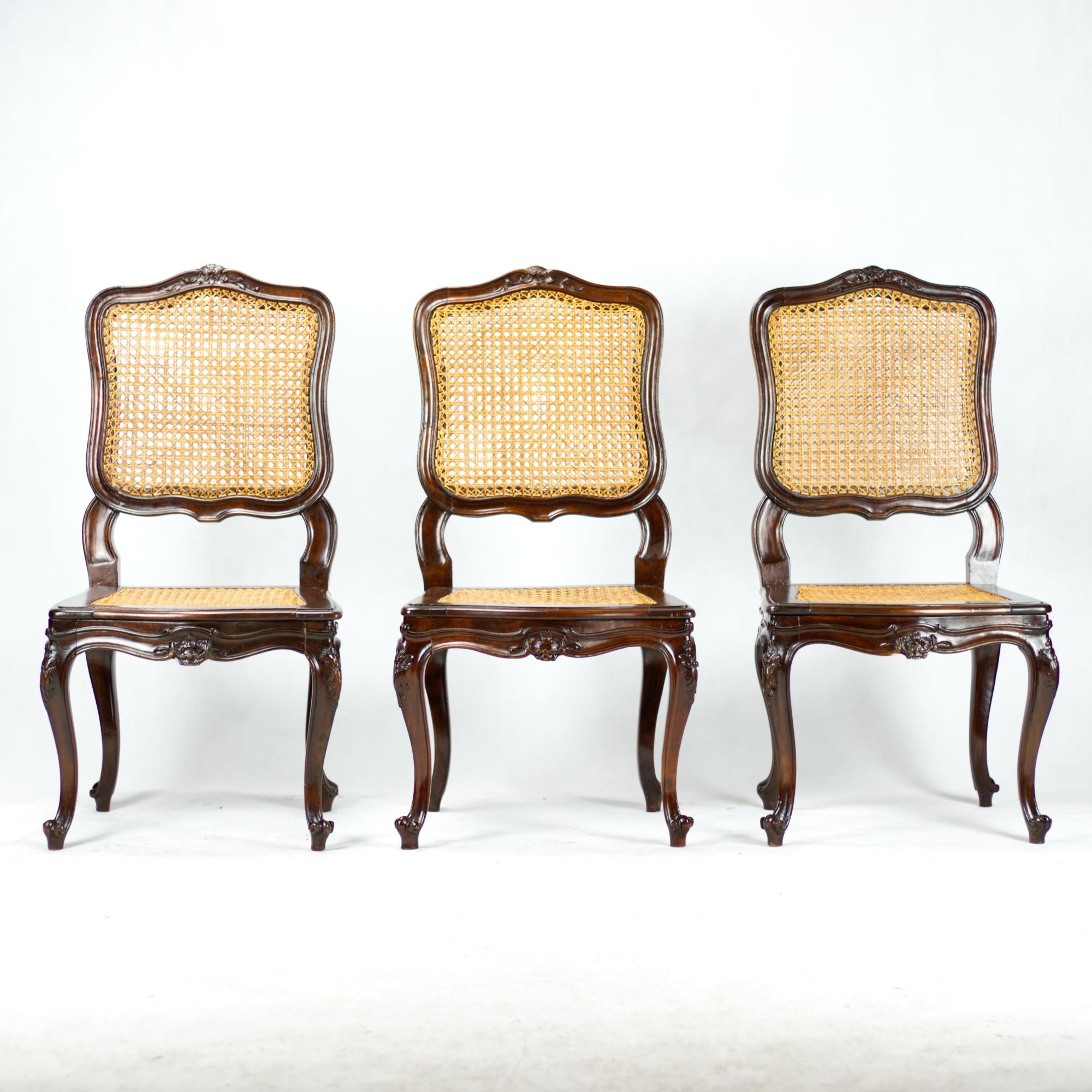 Noyer Ensemble de six chaises de salle à manger cannées de style Louis XV du 19ème siècle en noyer en vente