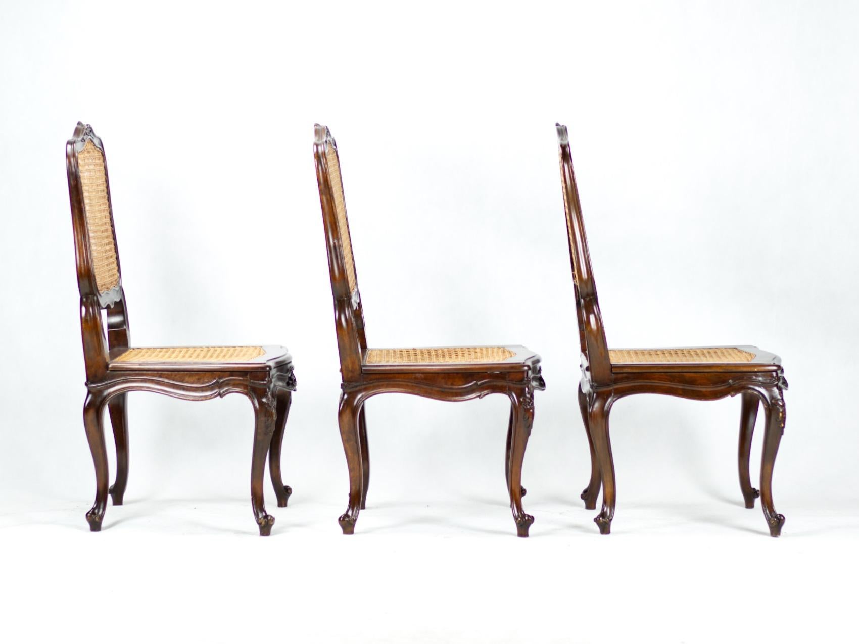 Ensemble de six chaises de salle à manger cannées de style Louis XV du 19ème siècle en noyer en vente 1