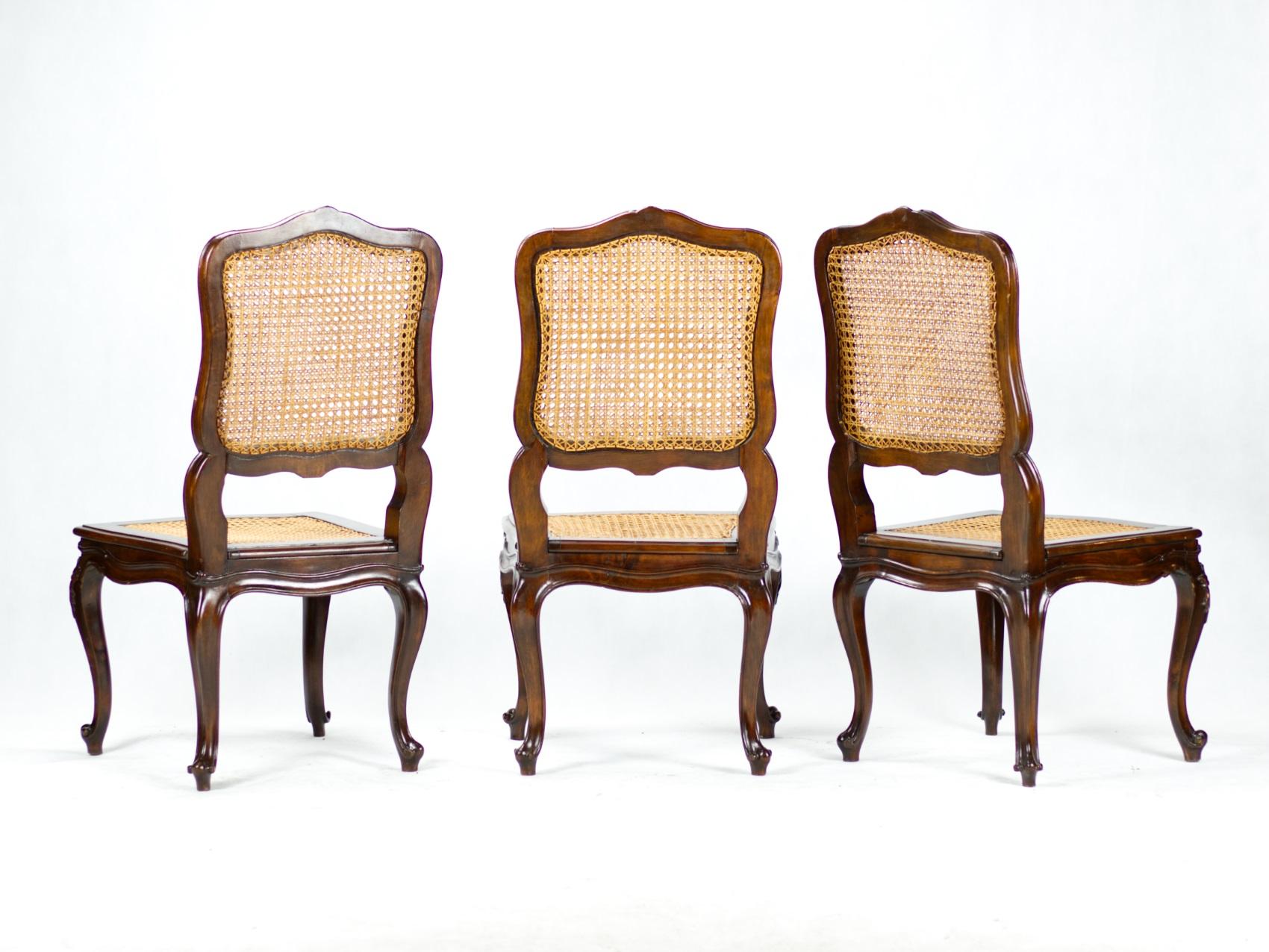 Ensemble de six chaises de salle à manger cannées de style Louis XV du 19ème siècle en noyer en vente 2