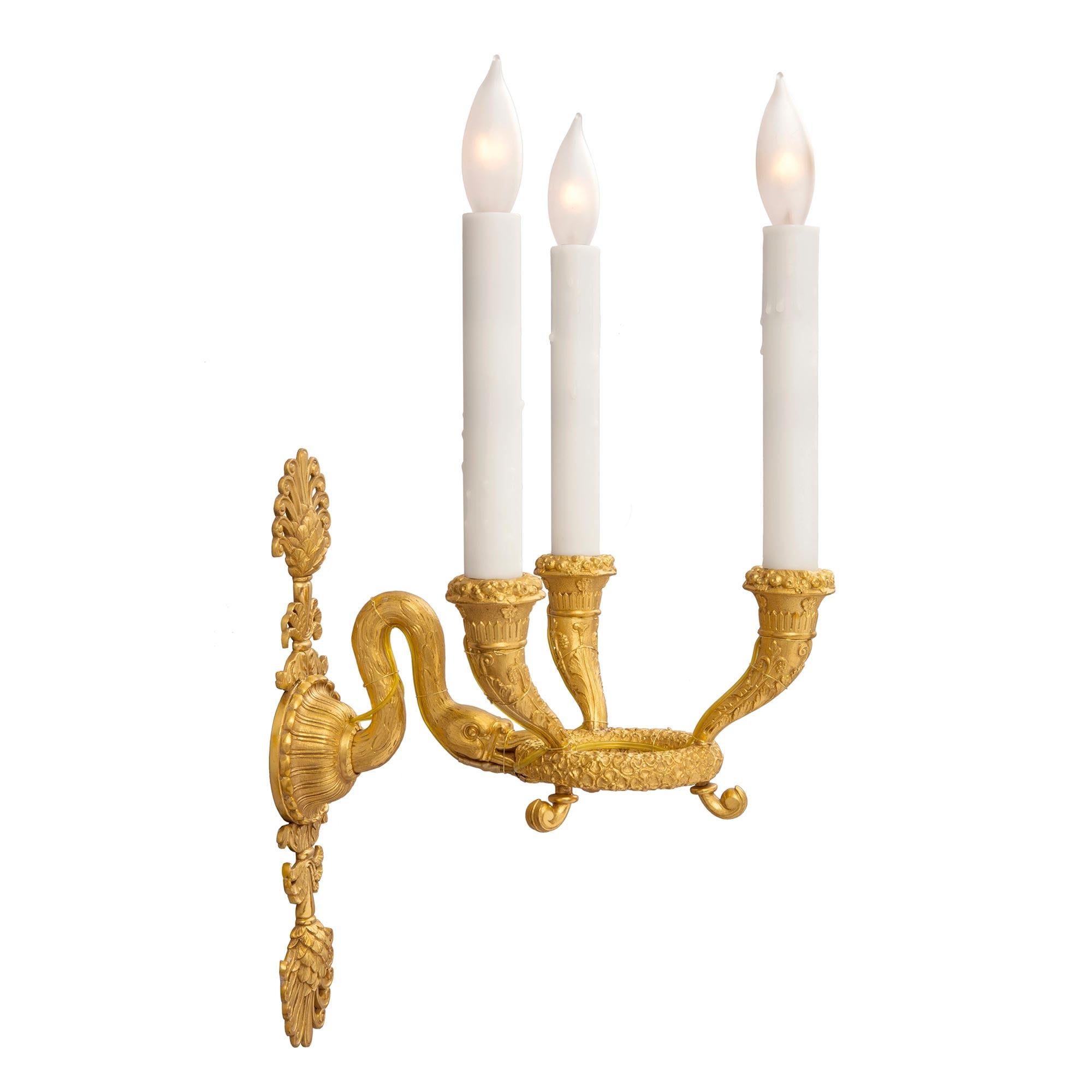 Français Ensemble de six appliques en bronze doré à trois bras de style néoclassique français du XIXe siècle en vente