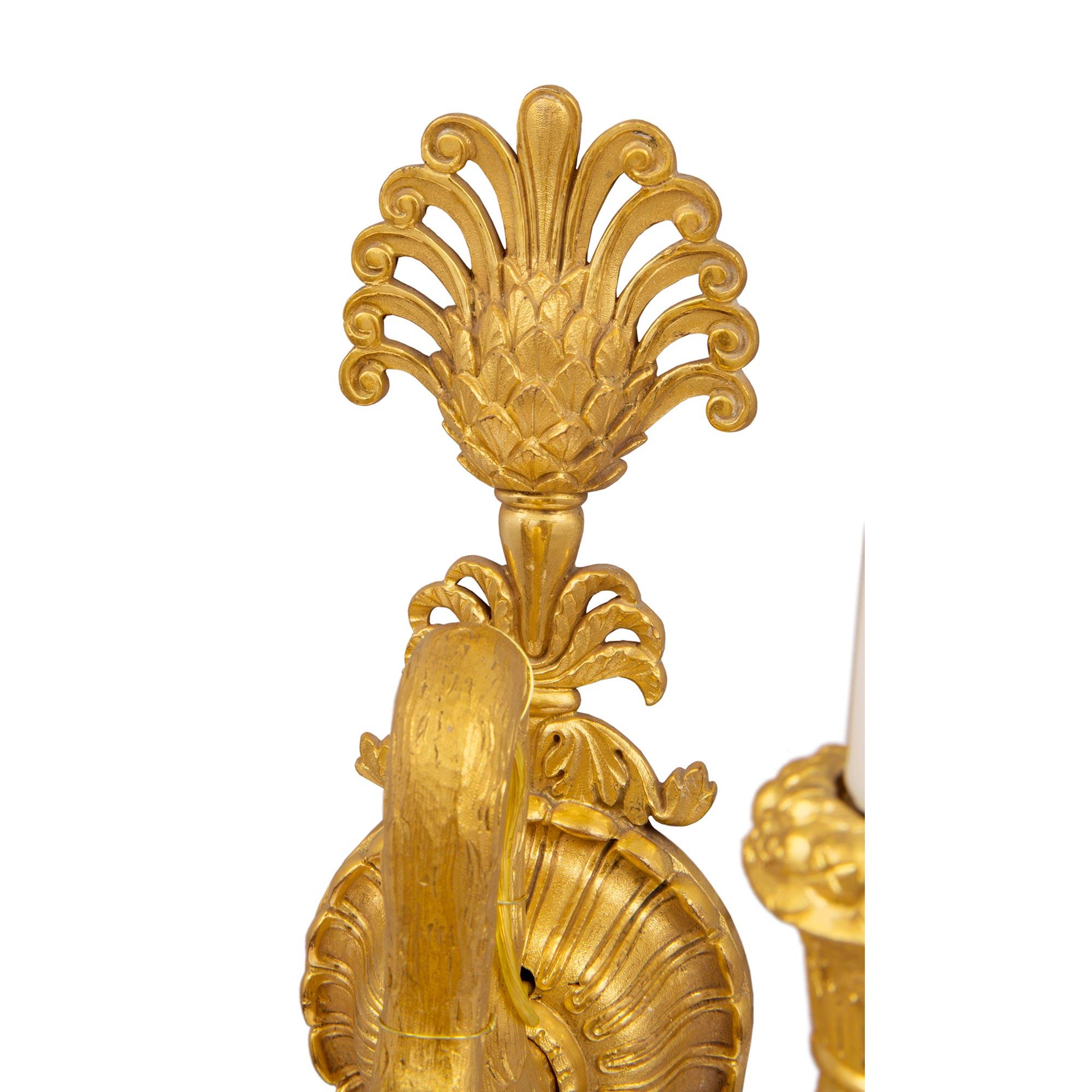 Ensemble de six appliques en bronze doré à trois bras de style néoclassique français du XIXe siècle Bon état - En vente à West Palm Beach, FL