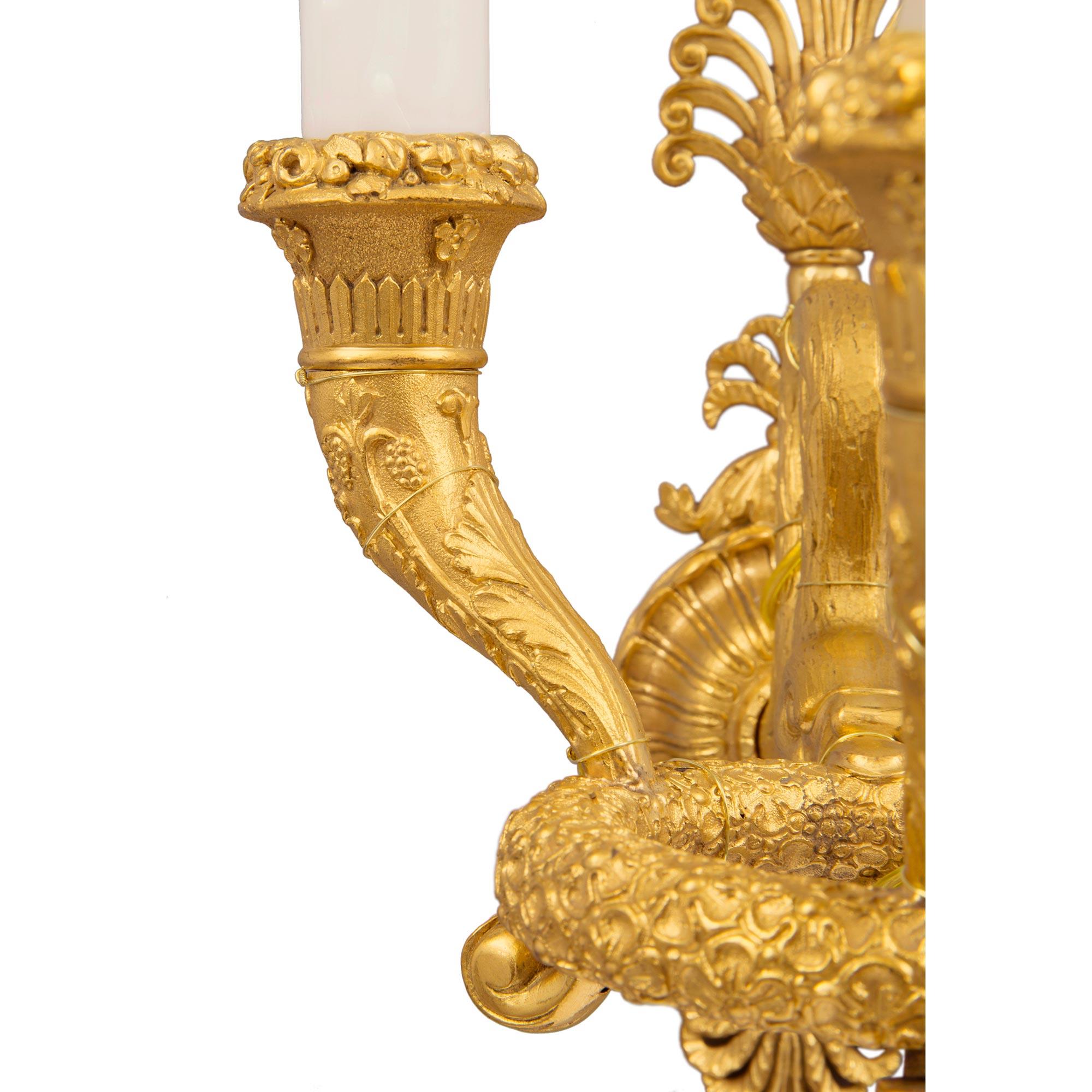 Bronze doré Ensemble de six appliques en bronze doré à trois bras de style néoclassique français du XIXe siècle en vente