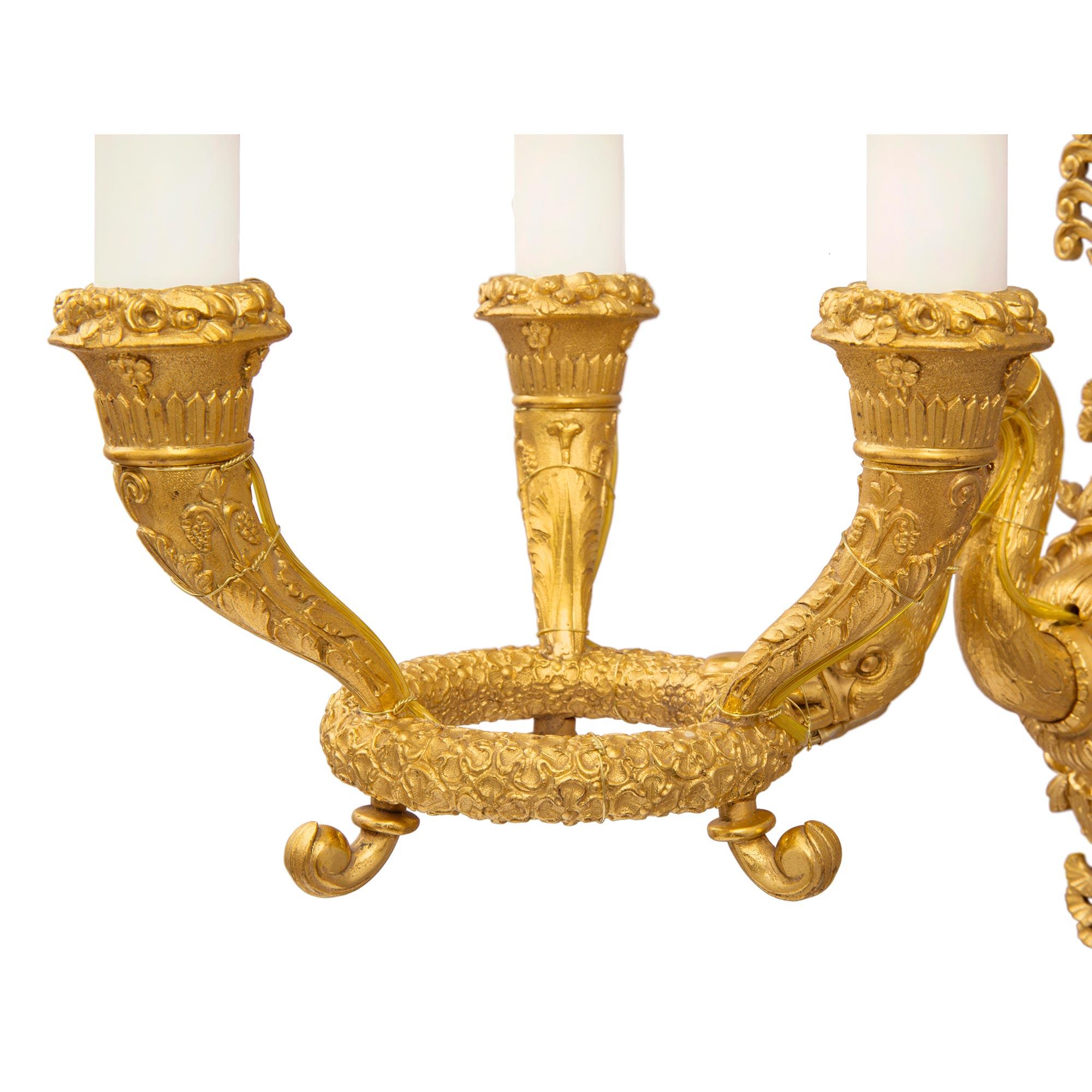 Ensemble de six appliques en bronze doré à trois bras de style néoclassique français du XIXe siècle en vente 1
