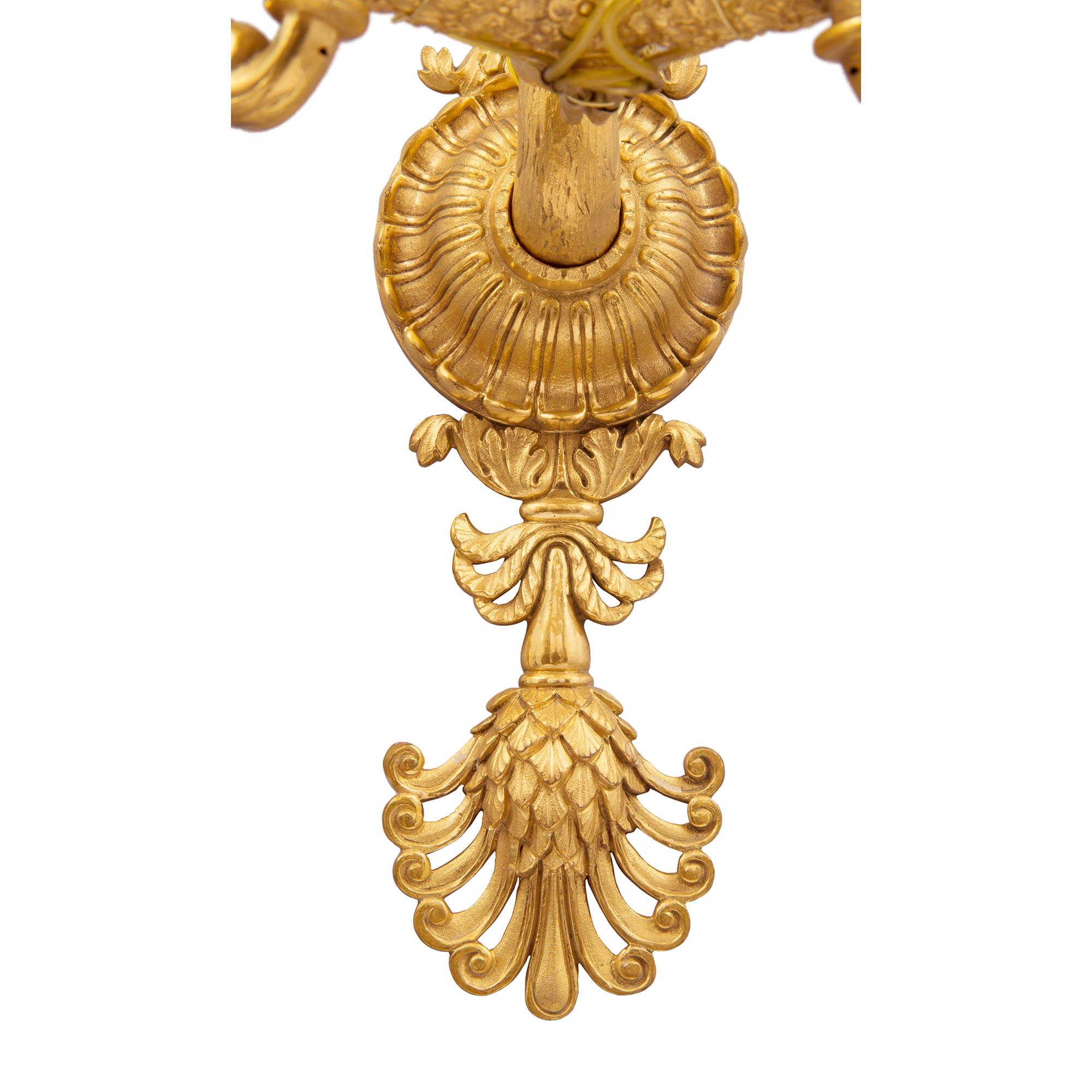 Ensemble de six appliques en bronze doré à trois bras de style néoclassique français du XIXe siècle en vente 2
