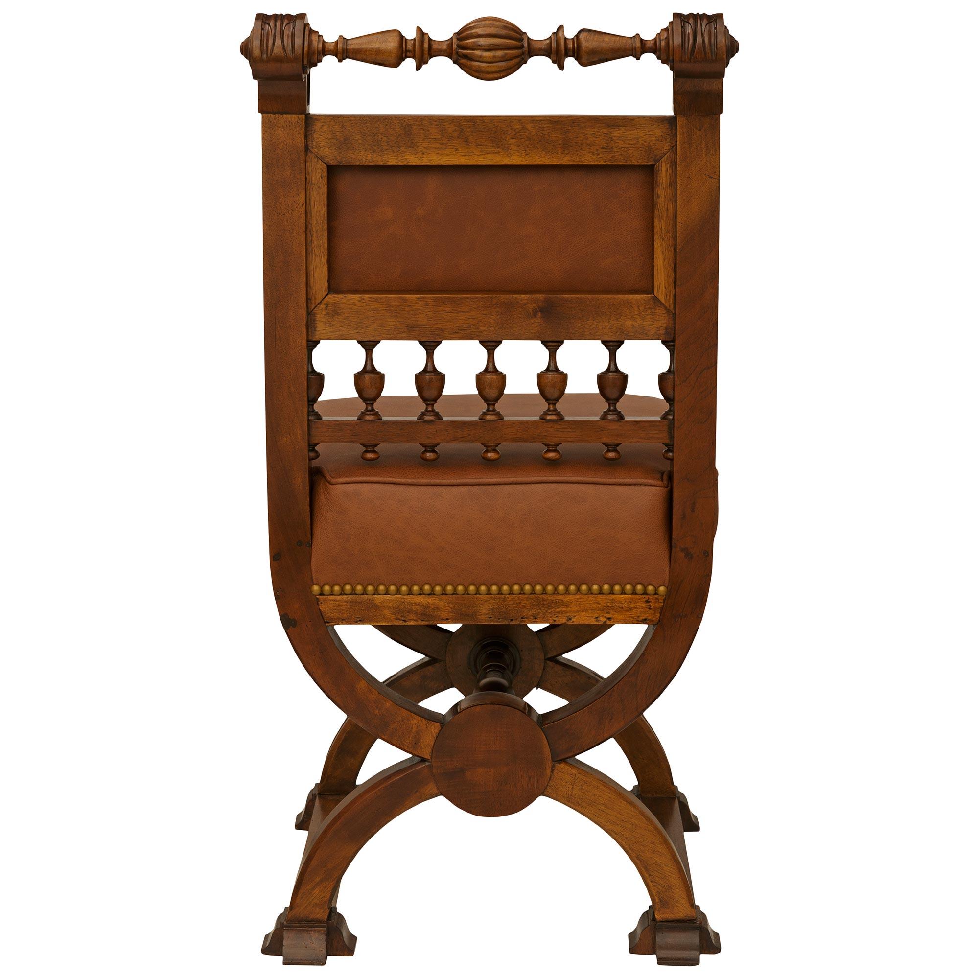 set of six French 19th century Renaissance st. Walnut and Leather dining chairs en venta 3