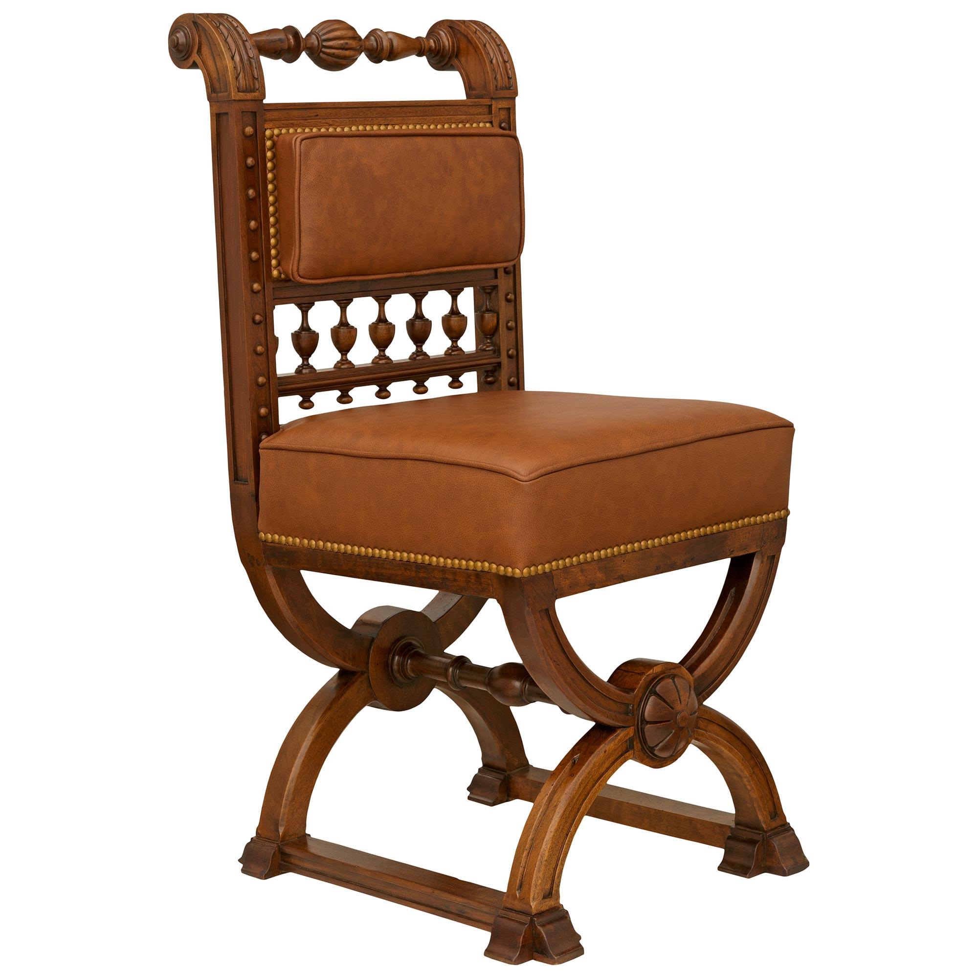 set of six French 19th century Renaissance st. Walnut and Leather dining chairs Renacimiento en venta