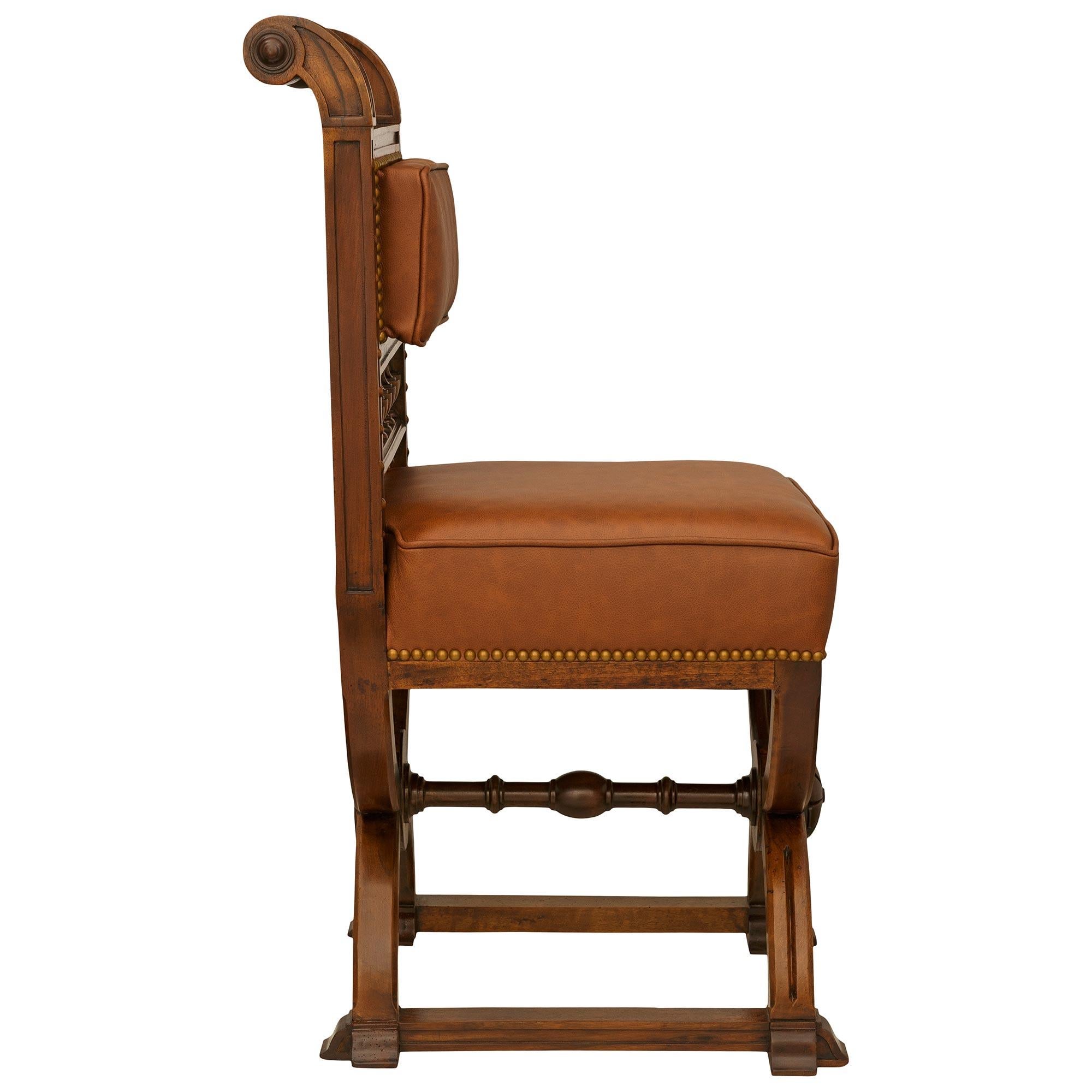 set of six French 19th century Renaissance st. Walnut and Leather dining chairs Francés en venta