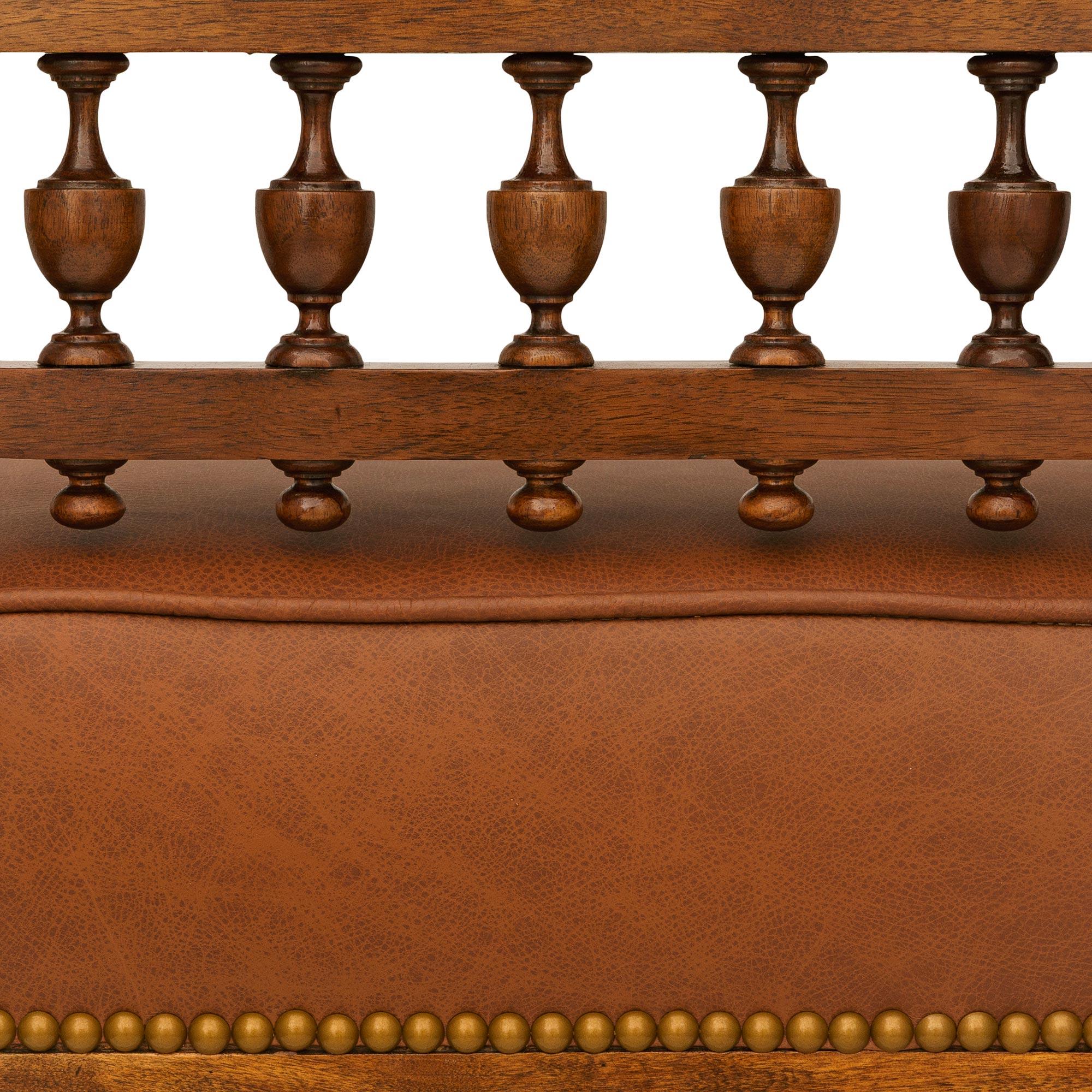 set of six French 19th century Renaissance st. Walnut and Leather dining chairs Cuero en venta
