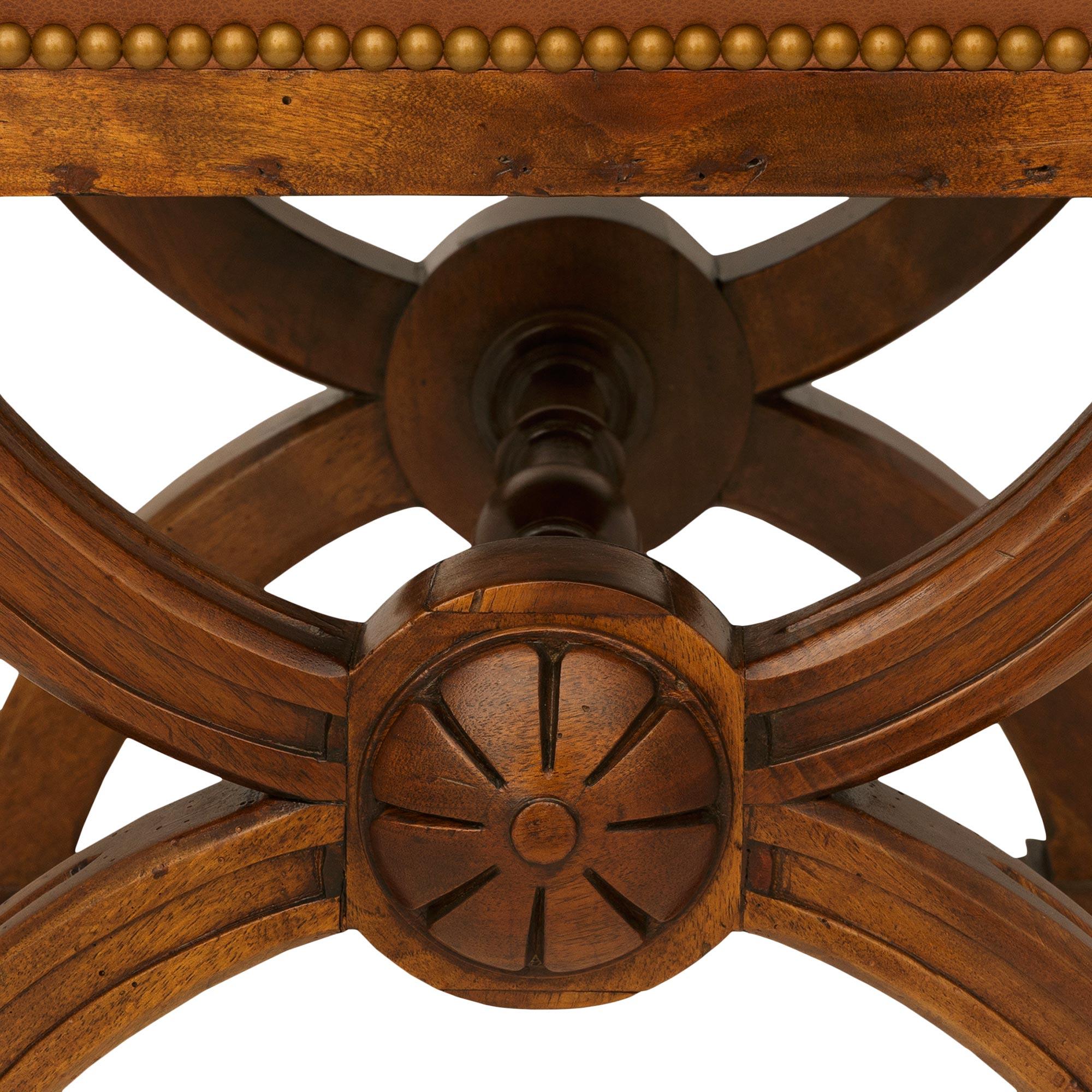 set of six French 19th century Renaissance st. Walnut and Leather dining chairs en venta 1