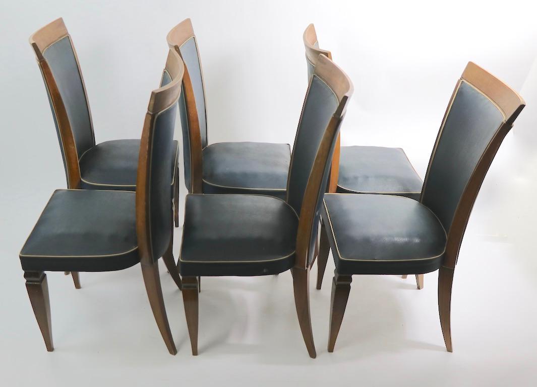Bel set di 6 sedie da pranzo francesi con schienale alto in stile Art Déco, attribuite a Gaston Poisson. Questo set è in buone condizioni originali, utilizzabile così com'è oppure puoi restaurarlo alla perfezione se desideri un look più curato. I