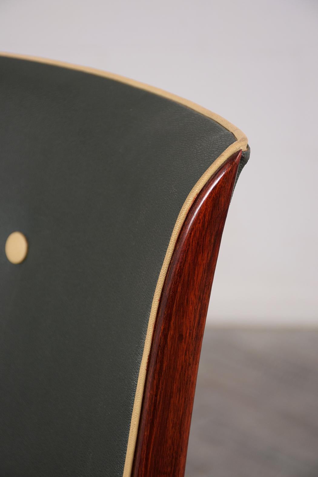 Milieu du XXe siècle Ensemble de six chaises de salle à manger de style Art déco français en acajou avec vinyle vert d'origine en vente