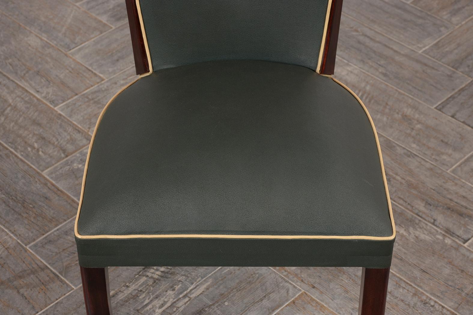 Laque Ensemble de six chaises de salle à manger de style Art déco français en acajou avec vinyle vert d'origine en vente