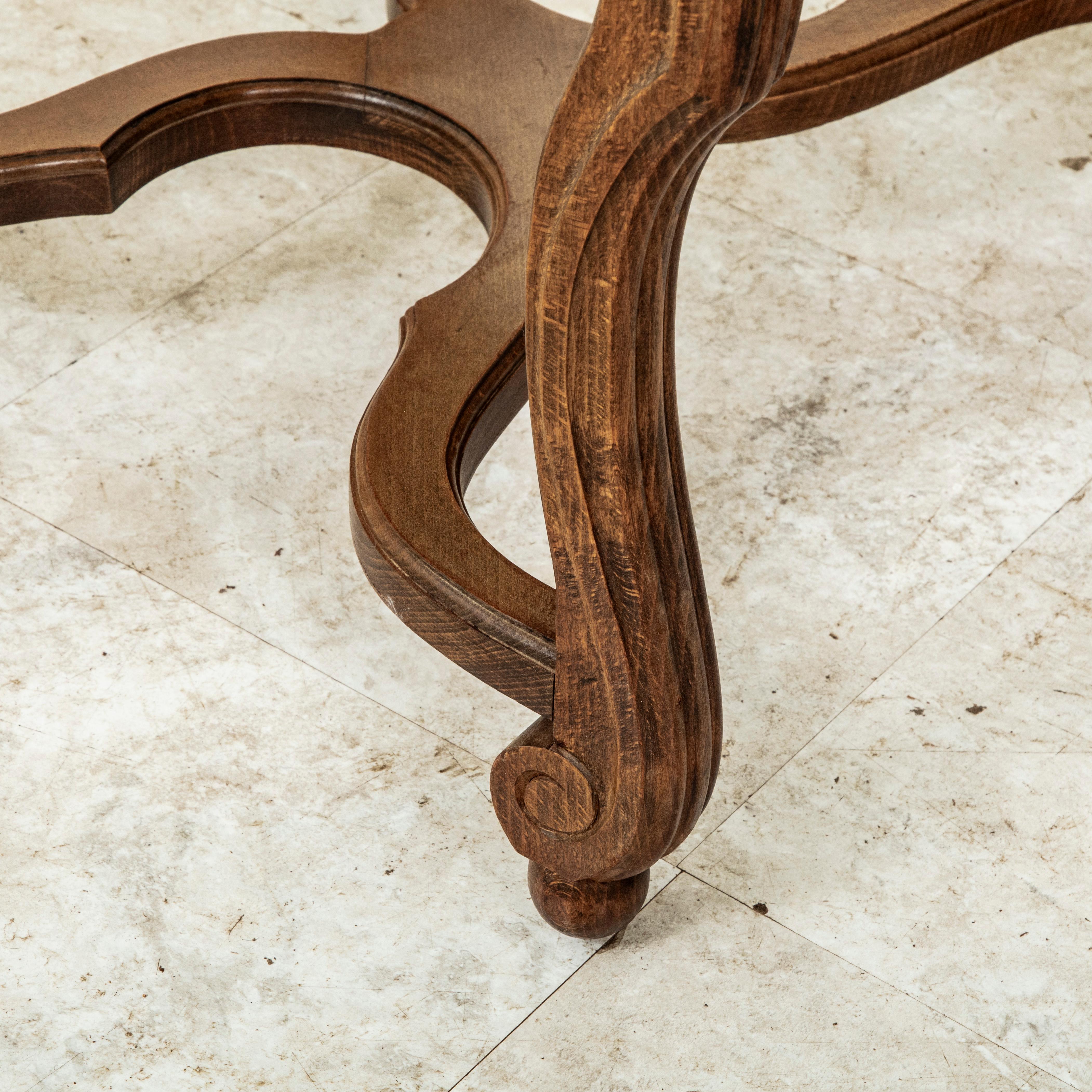 Satz von sechs Ess- oder Beistellstühlen aus französischer Esche mit kannelierten Hammelbeinen im Angebot 4