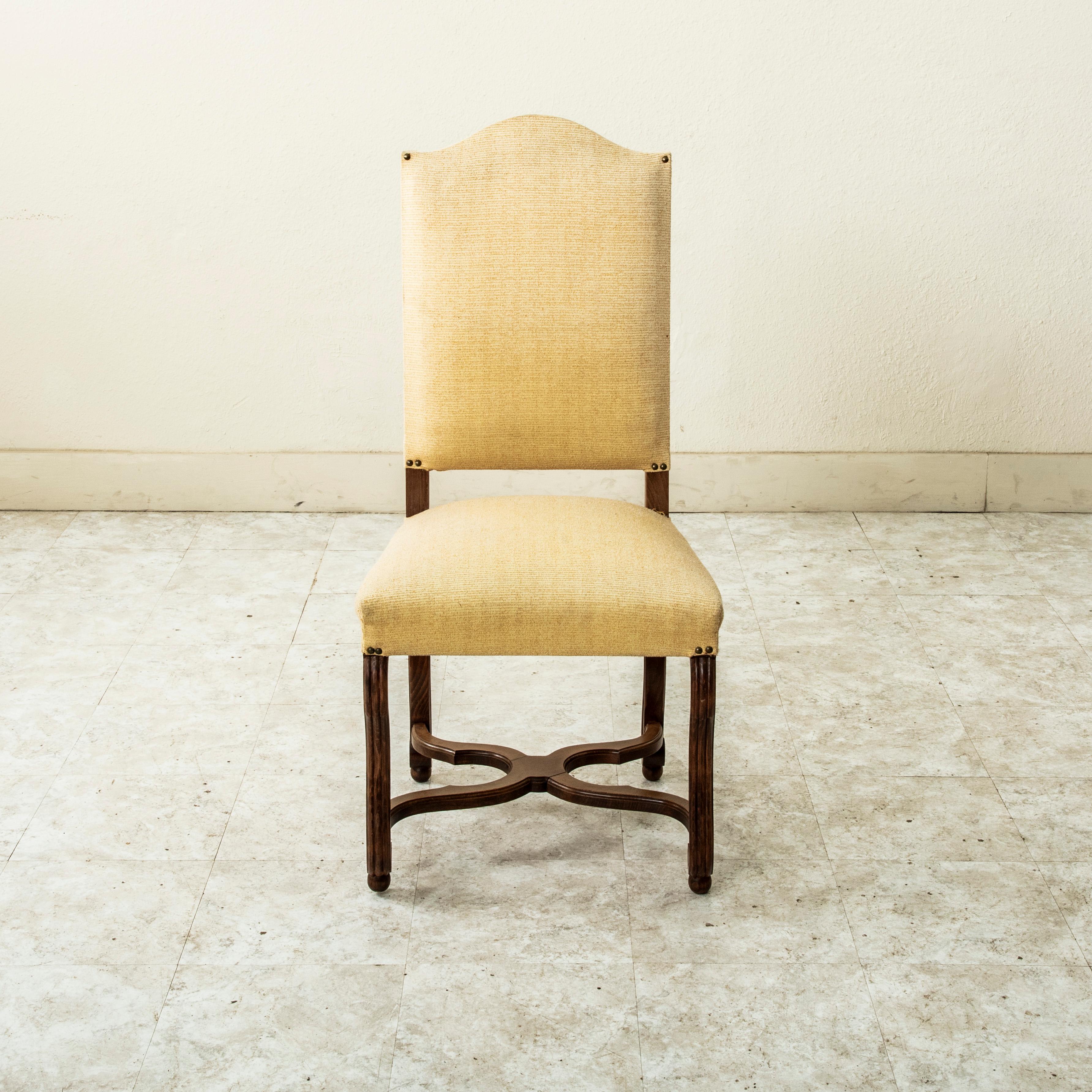 Satz von sechs Ess- oder Beistellstühlen aus französischer Esche mit kannelierten Hammelbeinen (Louis XIV.) im Angebot