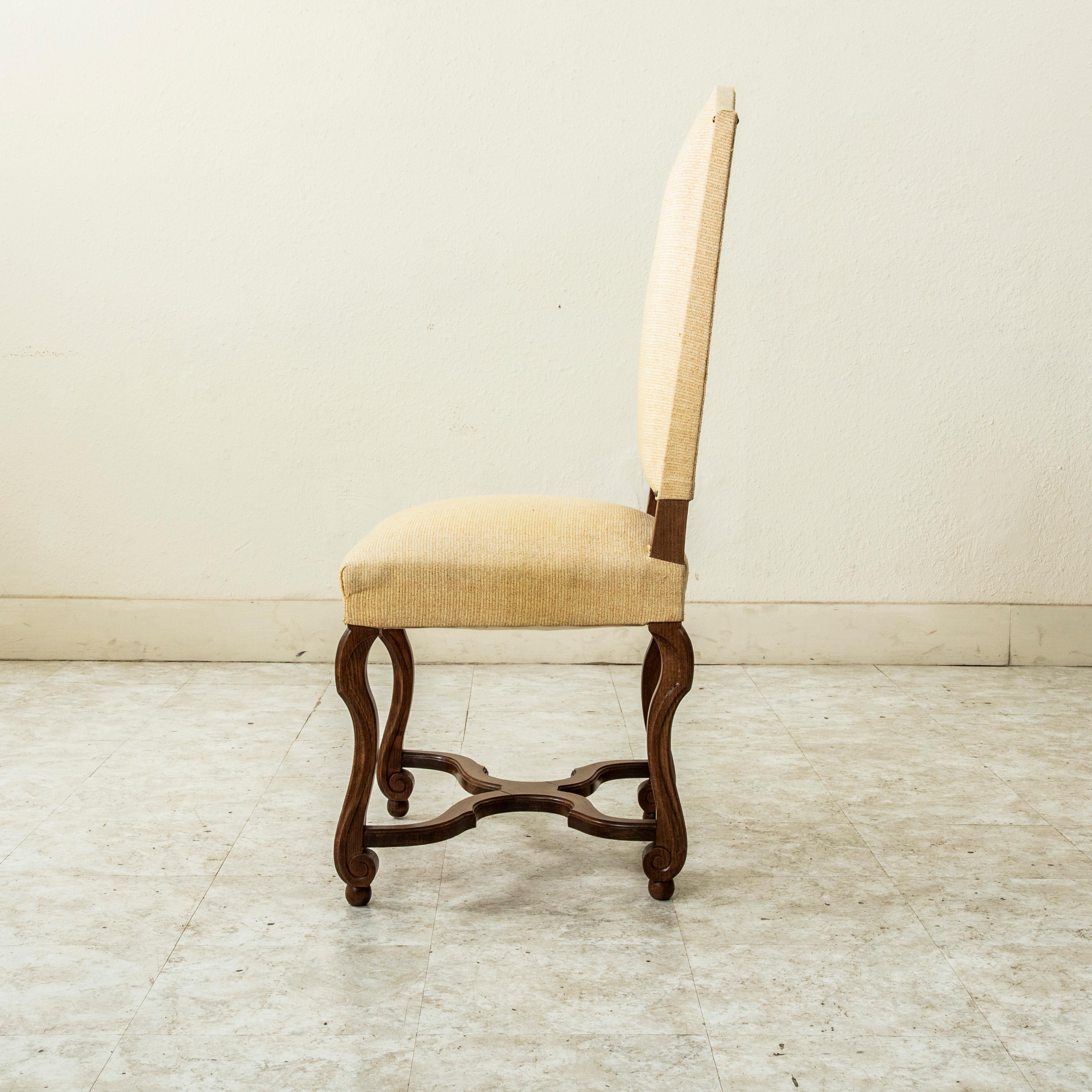 Satz von sechs Ess- oder Beistellstühlen aus französischer Esche mit kannelierten Hammelbeinen (Französisch) im Angebot