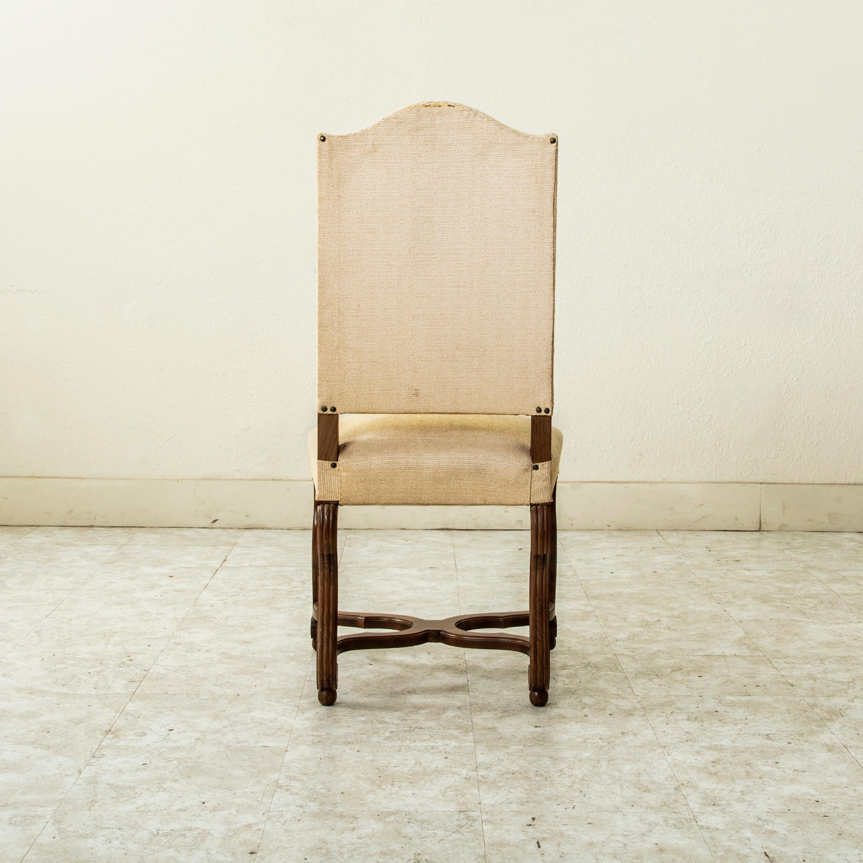 Satz von sechs Ess- oder Beistellstühlen aus französischer Esche mit kannelierten Hammelbeinen im Zustand „Gut“ im Angebot in Fayetteville, AR