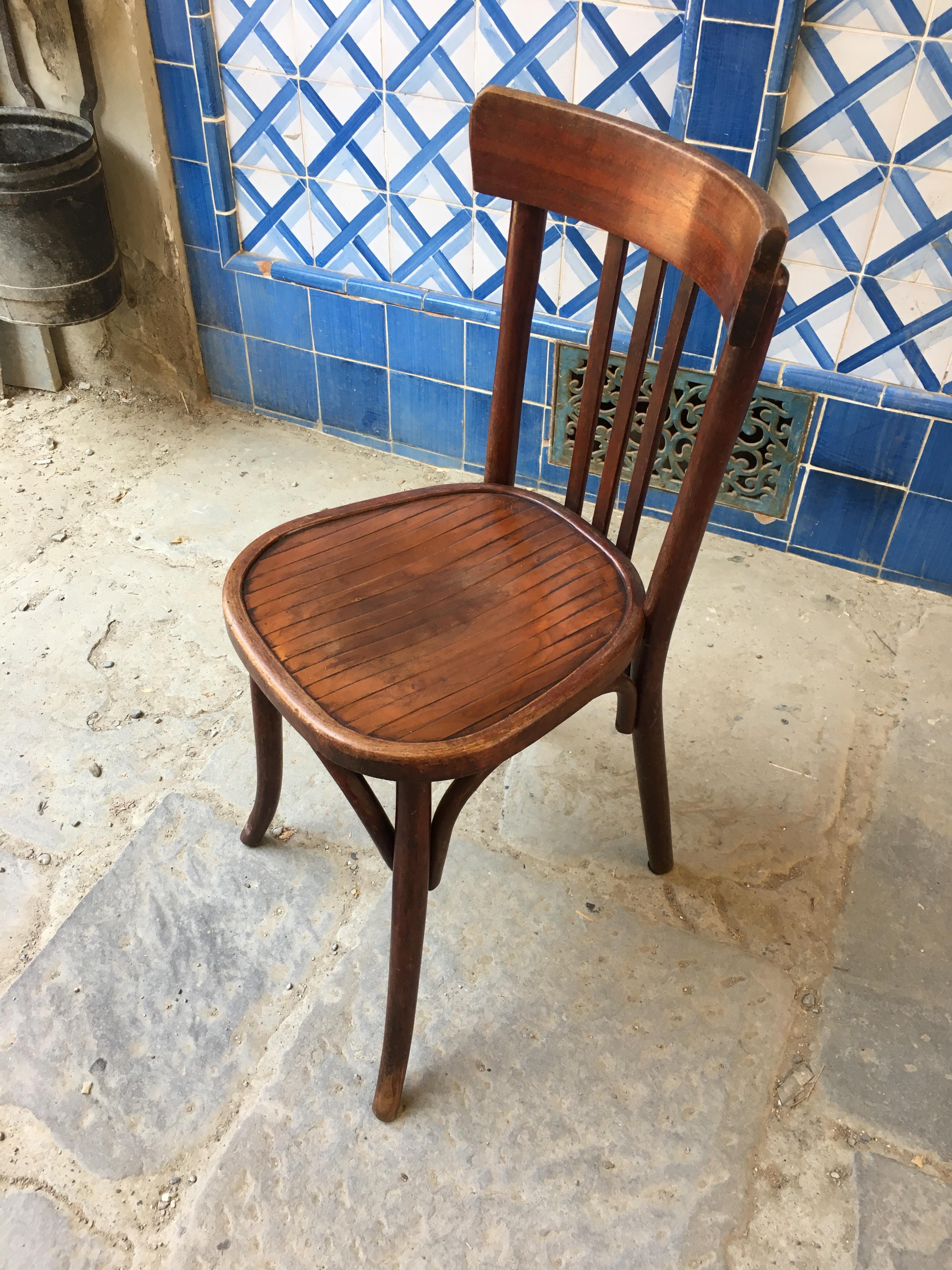 Belle Époque Set of Six French Bistrot Chairs in Beechwood with Mahogany Patina from 1930s For Sale