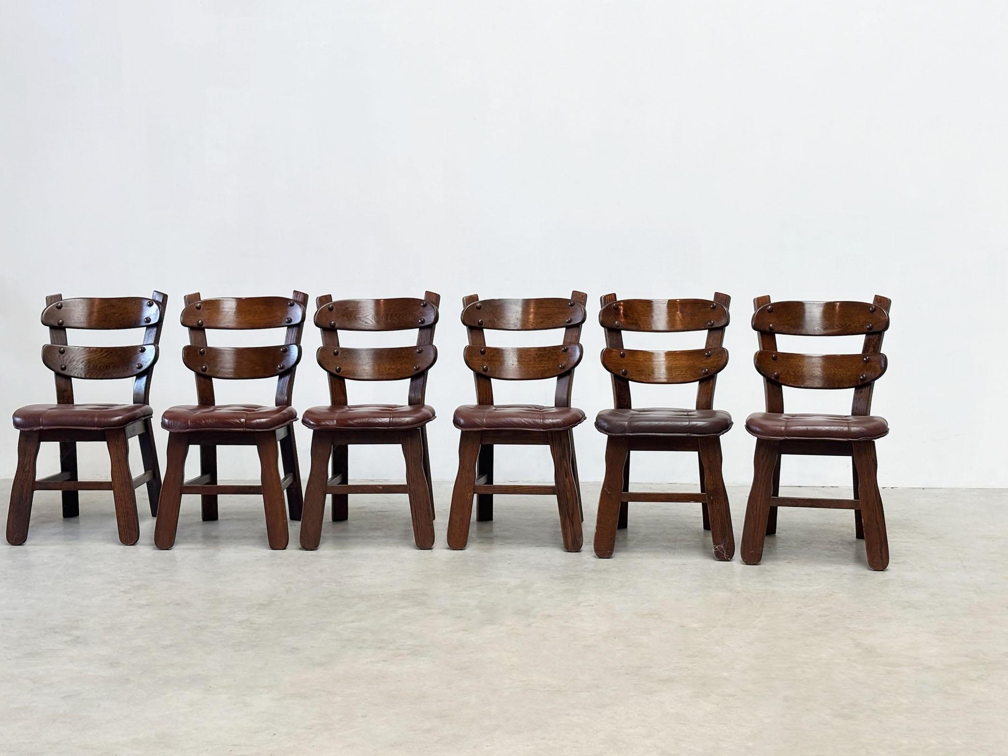 Questo set di sei sedie da pranzo francesi degli anni '70 richiama lo spirito dei design Ditmann, anche se con forme proprie e distintive. Conservano ancora i rivestimenti originali in pelle Bordeaux, una caratteristica rara che conferisce loro