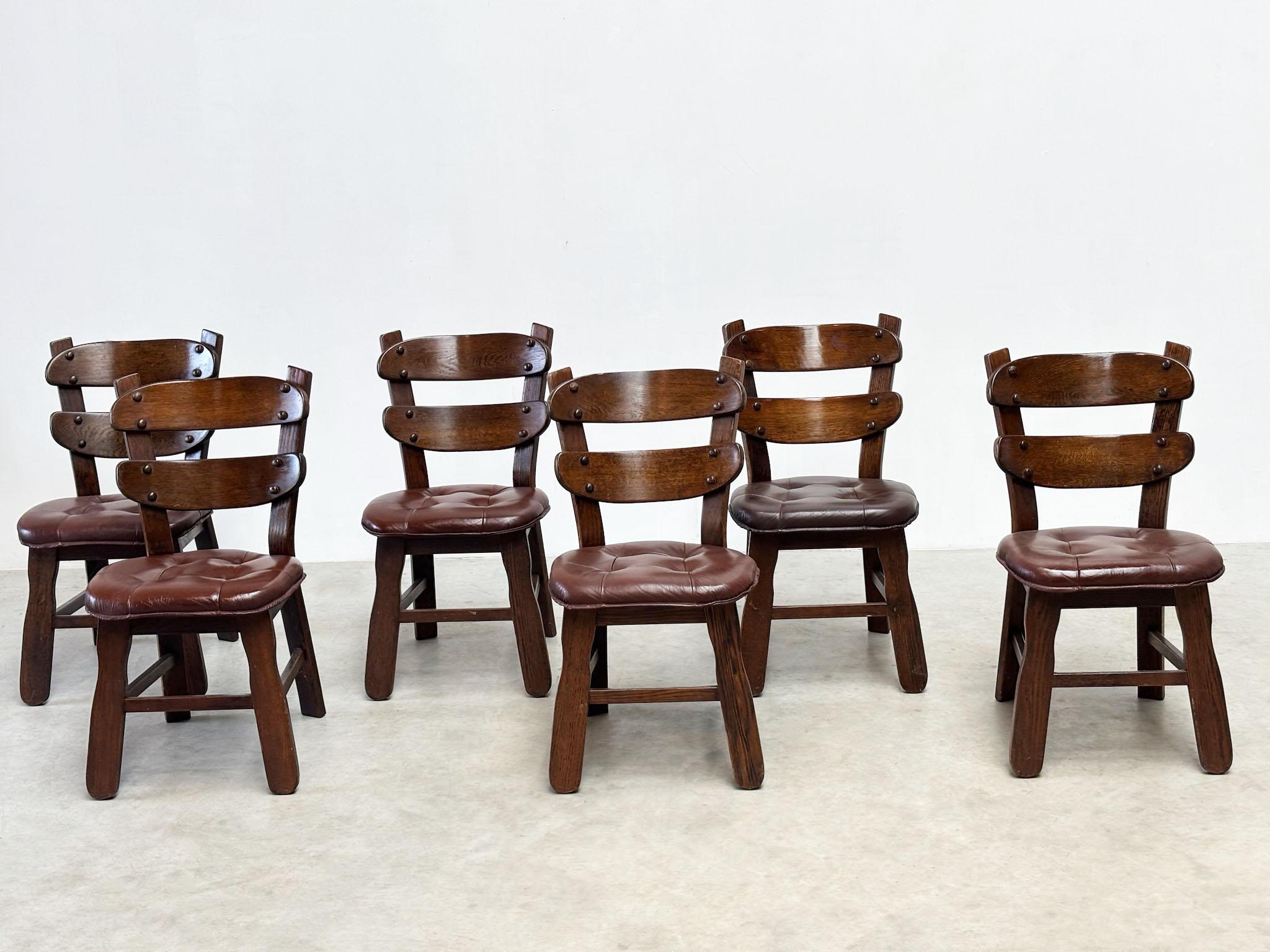 Pelle Set di sei sedie da pranzo brutaliste francesi in vendita