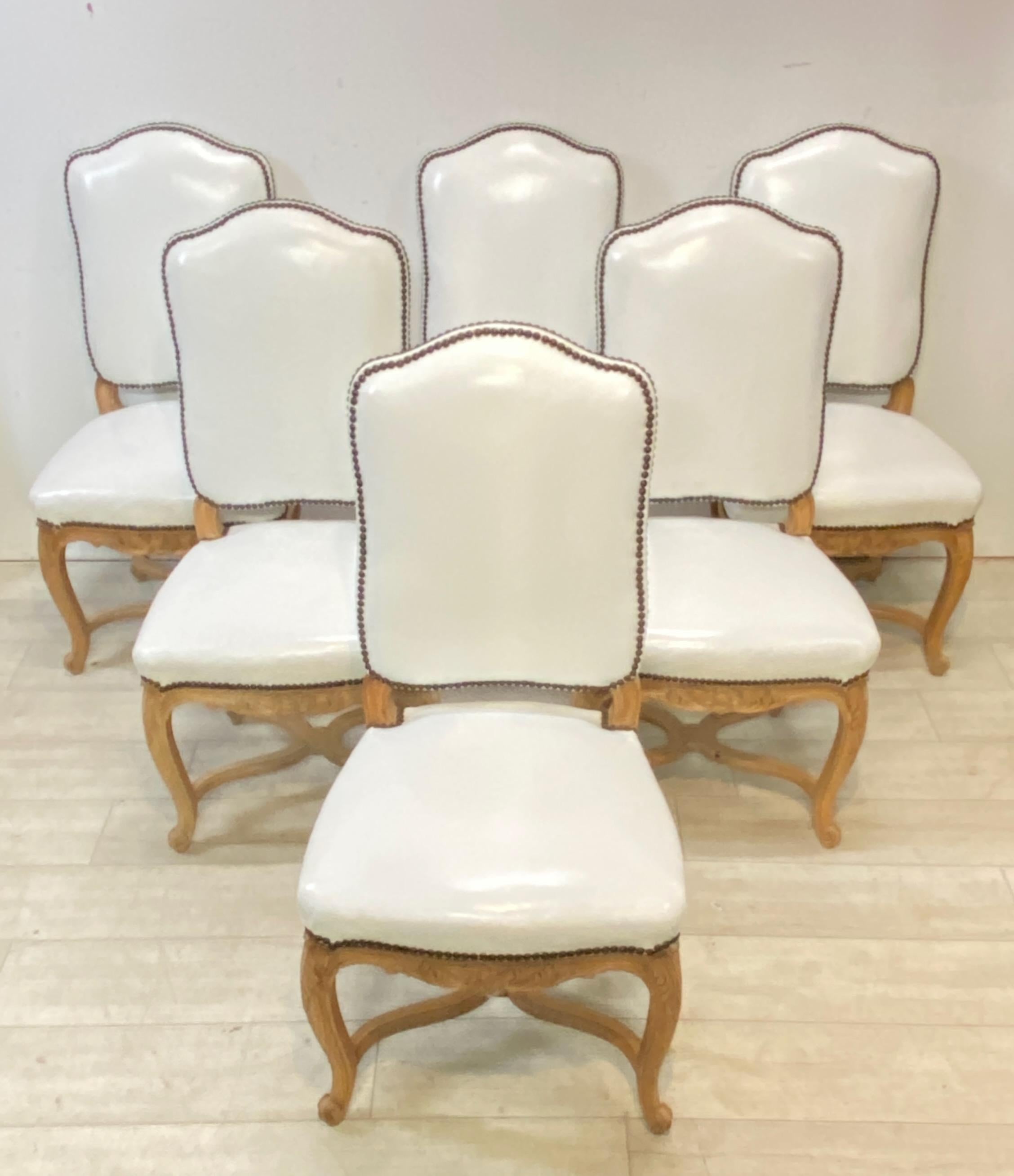 Juego de seis sillas de comedor francesas de madera tallada y cuero blanco Francés en venta