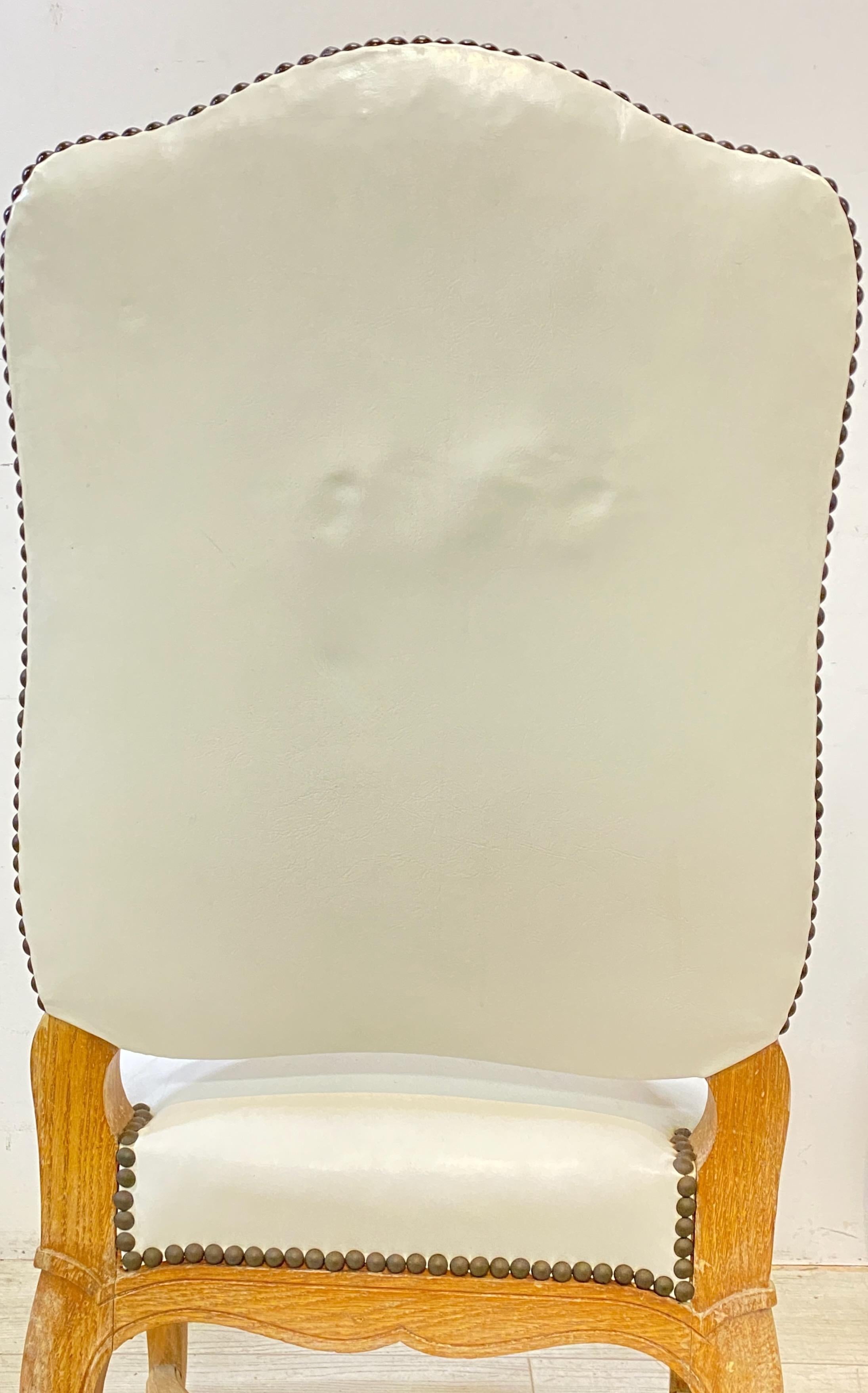 Juego de seis sillas de comedor francesas de madera tallada y cuero blanco en venta 1