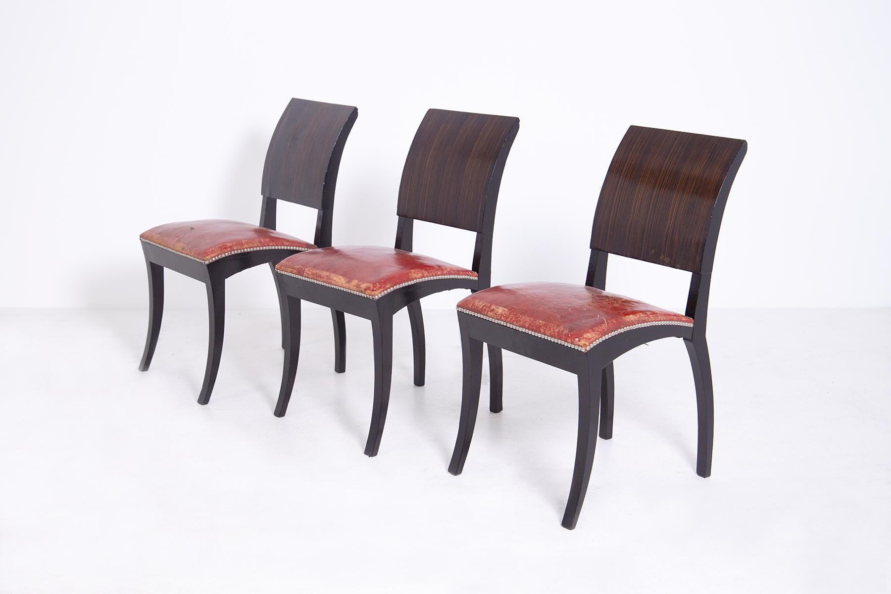 Wunderschönes Set bestehend aus sechs französischen Stühlen Art Deco aus den 1920er-1930er Jahren.
Die Struktur der französischen Stühle wurde aus massivem und feinem Holz gefertigt, die Sitzfläche ist aus rotem Leder und die Seiten wurden mit