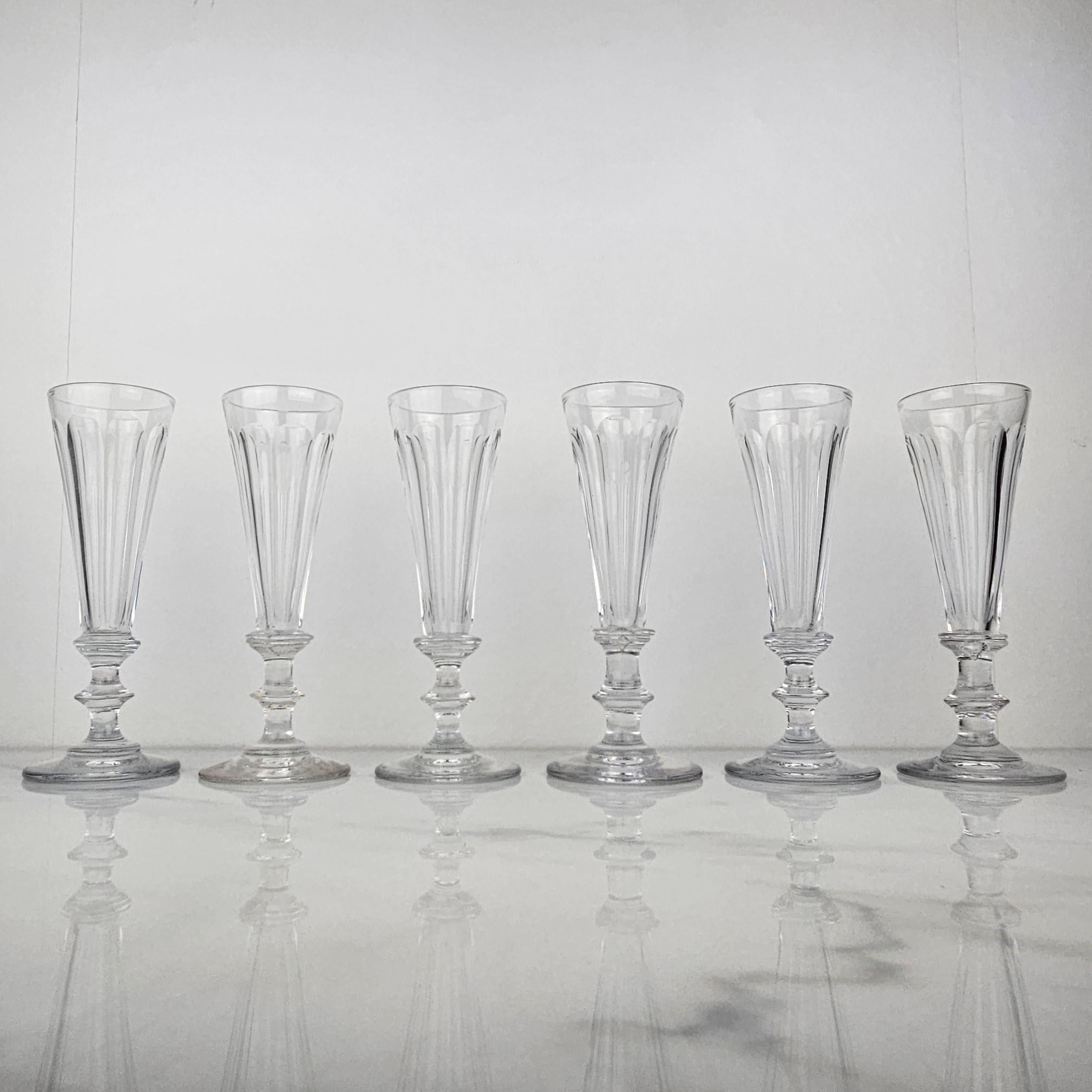 Precioso juego de seis copas de champán francesas hechas a mano en cristal, fabricadas hacia 1870.  

Estos vasos antiguos son soplados a boca y tallados en facetas.. 

Fíjate en los detalles tan bonitos y el diseño tan elegante.
Meticulosamente