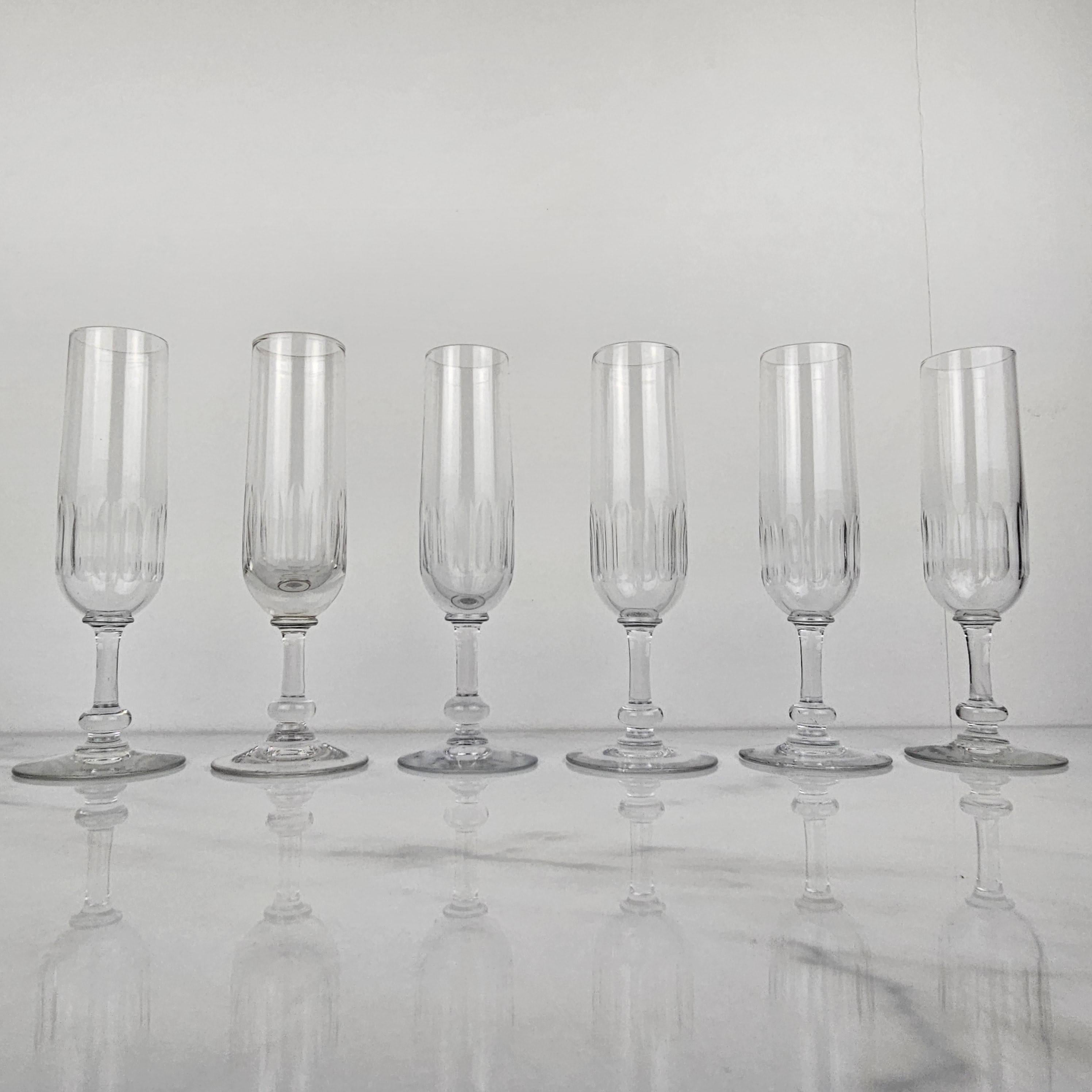Precioso juego de seis copas de champán francesas de cristal hechas a mano, fabricadas hacia 1880.  

Estos vasos antiguos son soplados a boca. 

Fíjate en los detalles tan bonitos y el diseño tan elegante.
Meticulosamente elaboradas a mano, estas