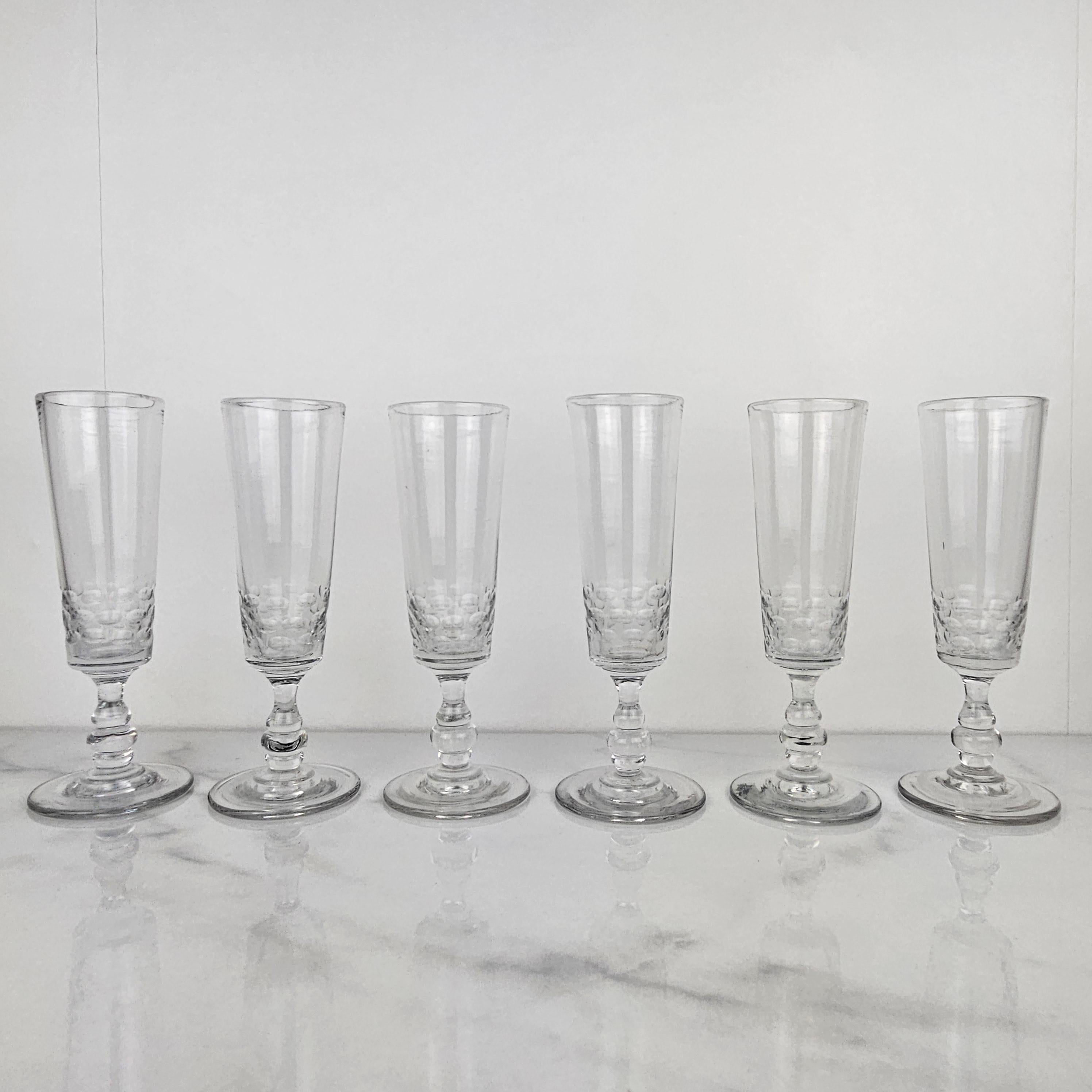 Romantique Ensemble de six flûtes à champagne françaises en verre, vers 1880 en vente