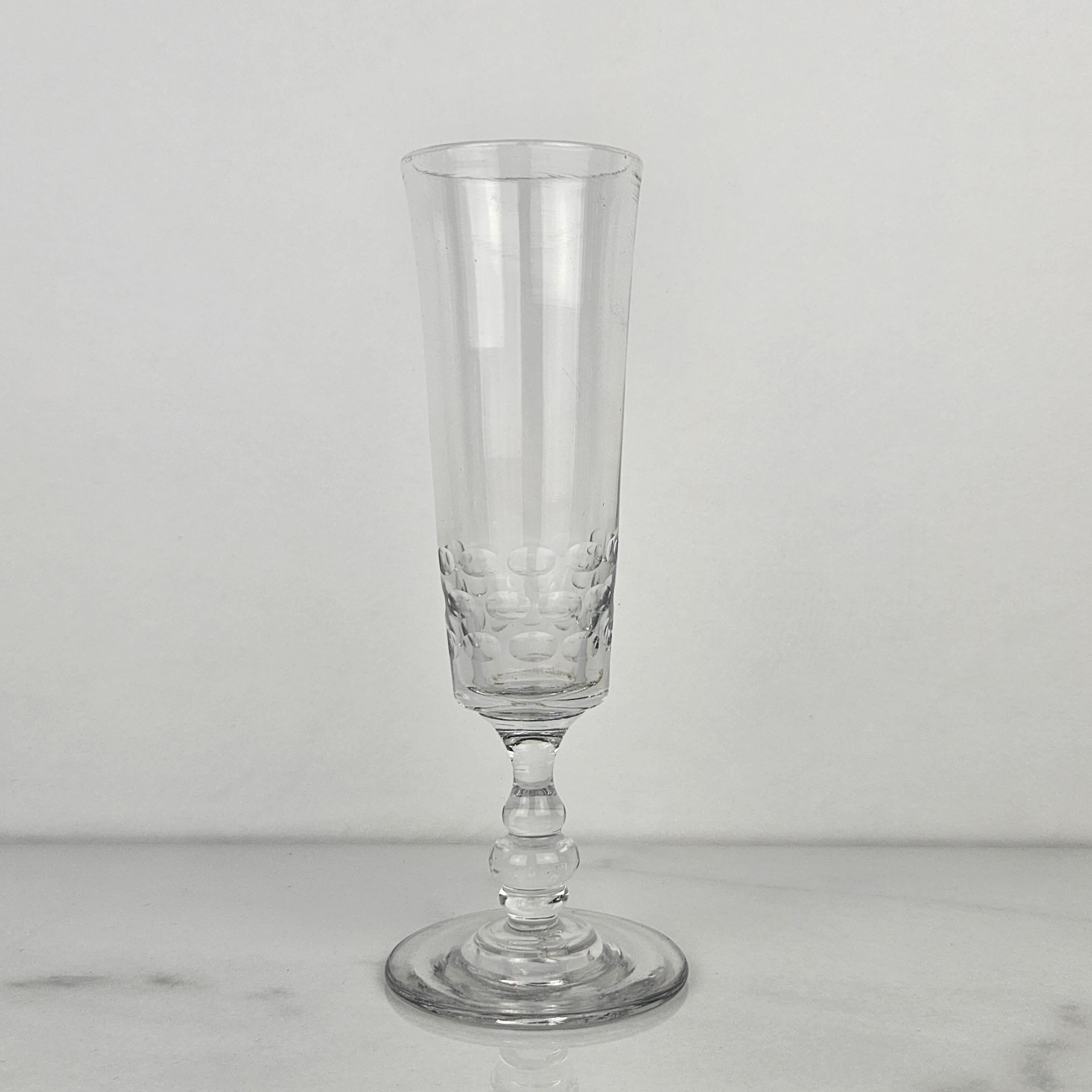 Français Ensemble de six flûtes à champagne françaises en verre, vers 1880 en vente