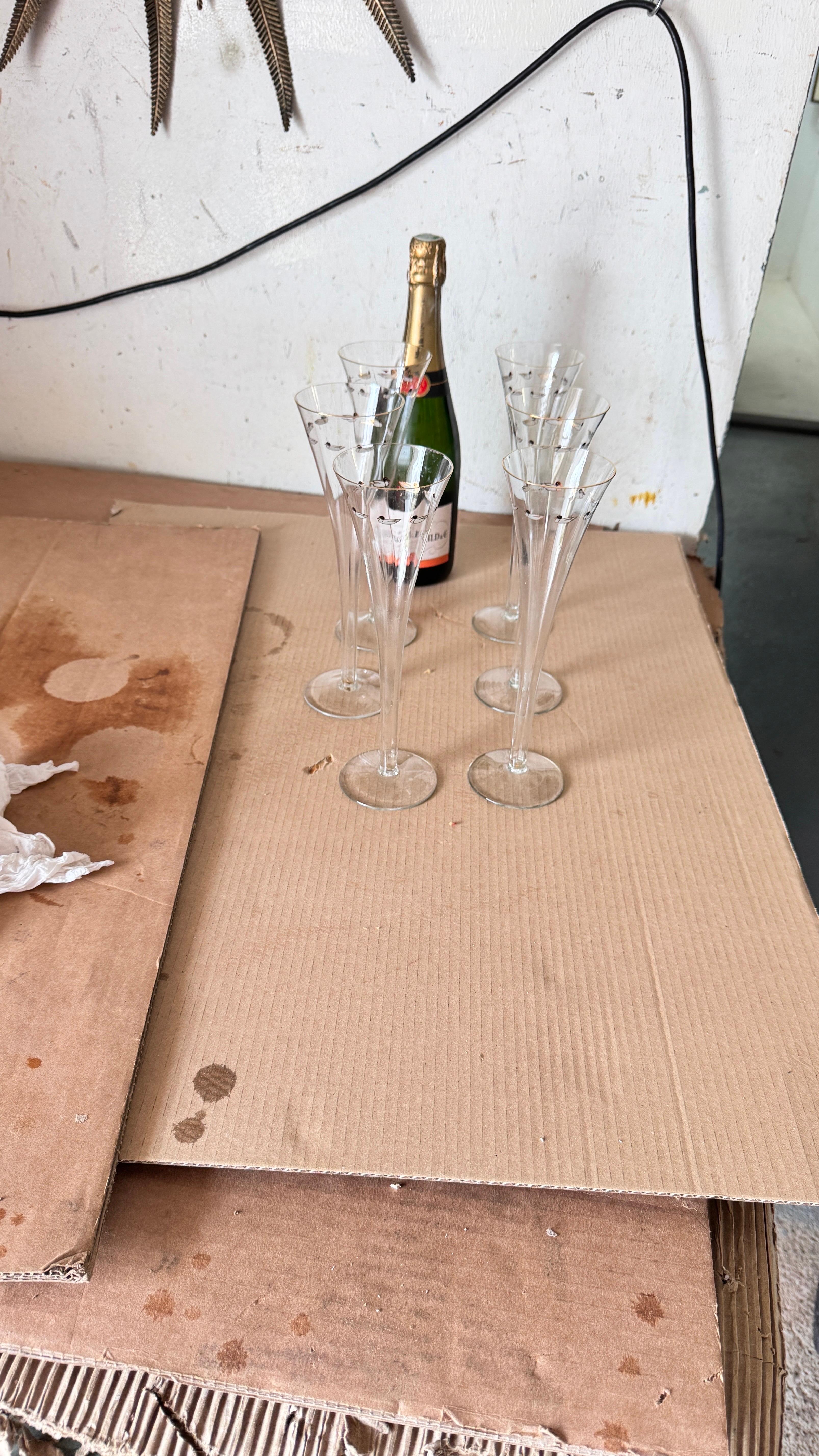Ensemble de six coupes à champagne françaises en cristal, design unique avec motifs de canards

Description :
Cet élégant ensemble de six coupes à champagne, fabriqué en France au XXe siècle, témoigne d'un savoir-faire raffiné et d'un design unique.