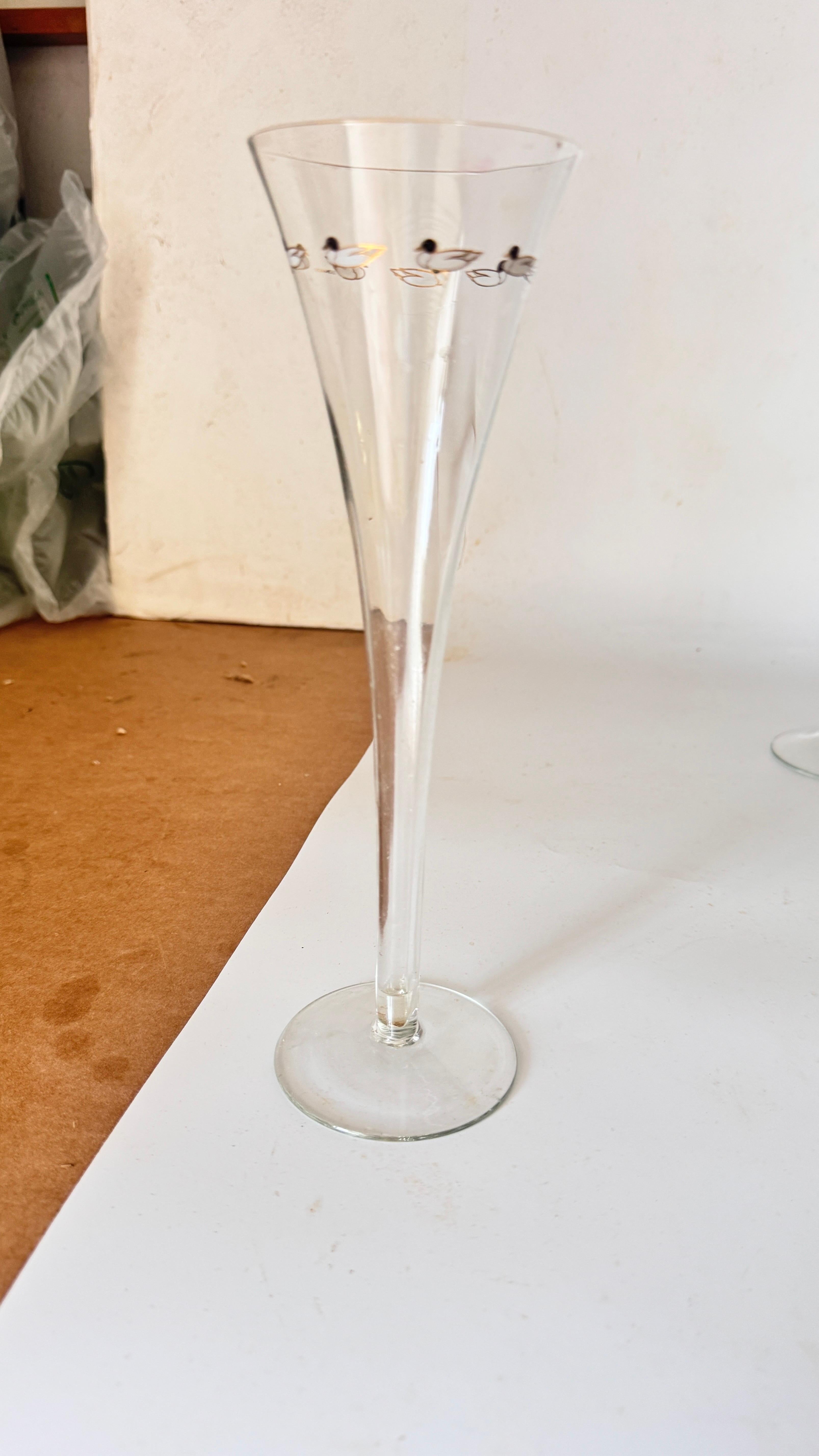 Français Ensemble de six coupes à champagne françaises en cristal, design unique avec motifs de canards en vente