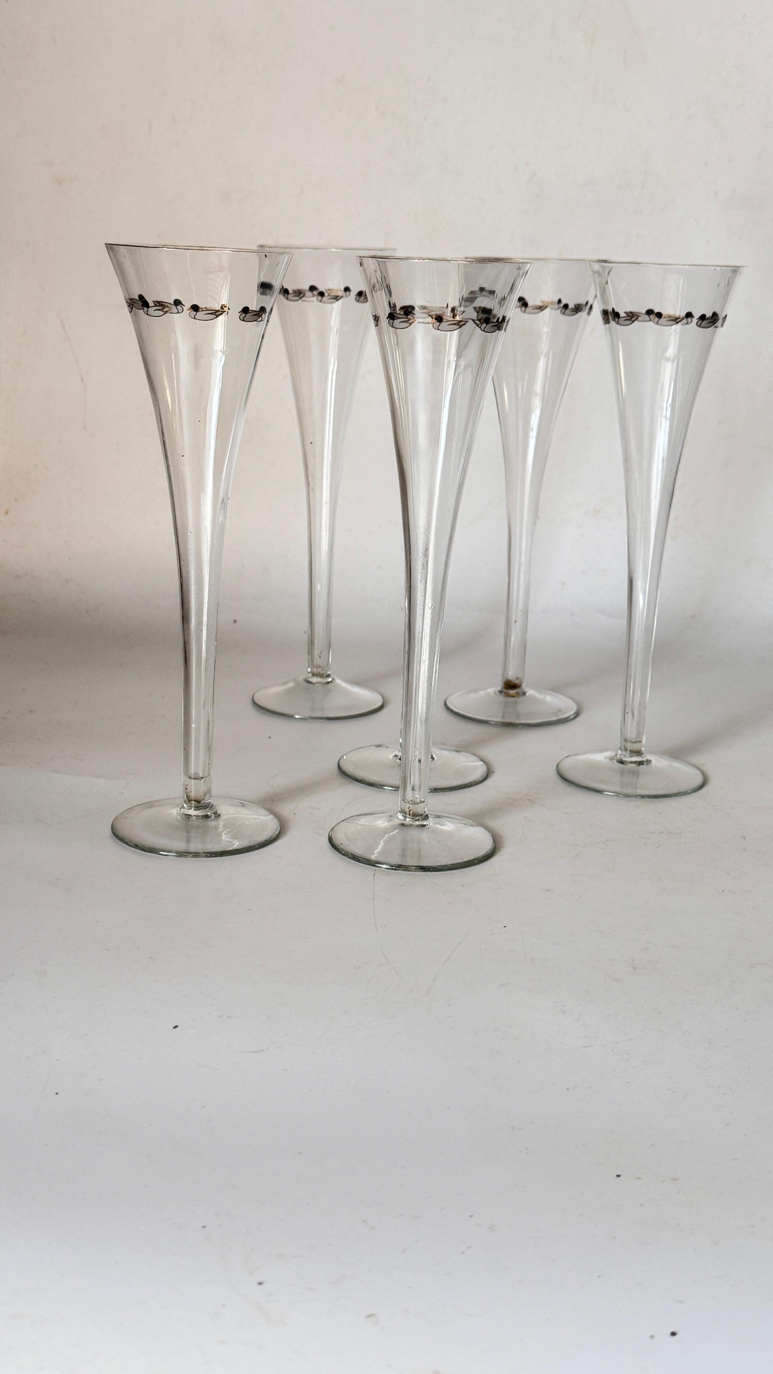 Ensemble de six coupes à champagne françaises en cristal, design unique avec motifs de canards en vente 1