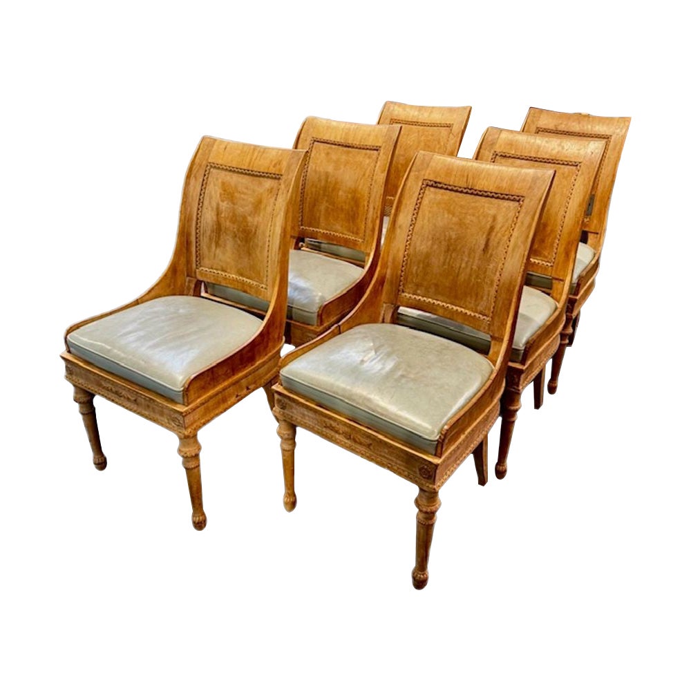 Ensemble de six chaises de salle à manger Empire en acajou sculpté et blanchi en vente