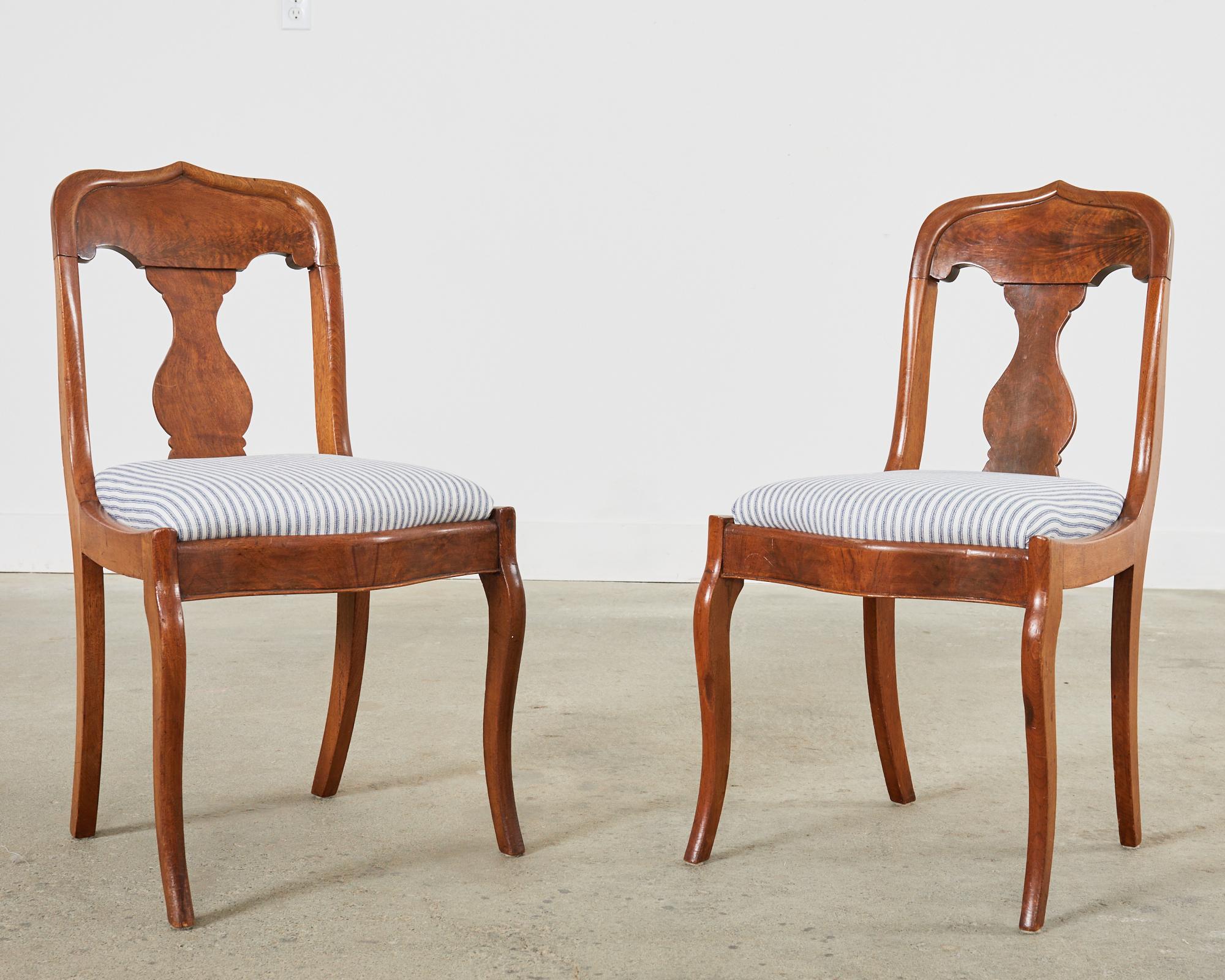 XIXe siècle Ensemble de six chaises de salle à manger en noyer de style Empire français en vente