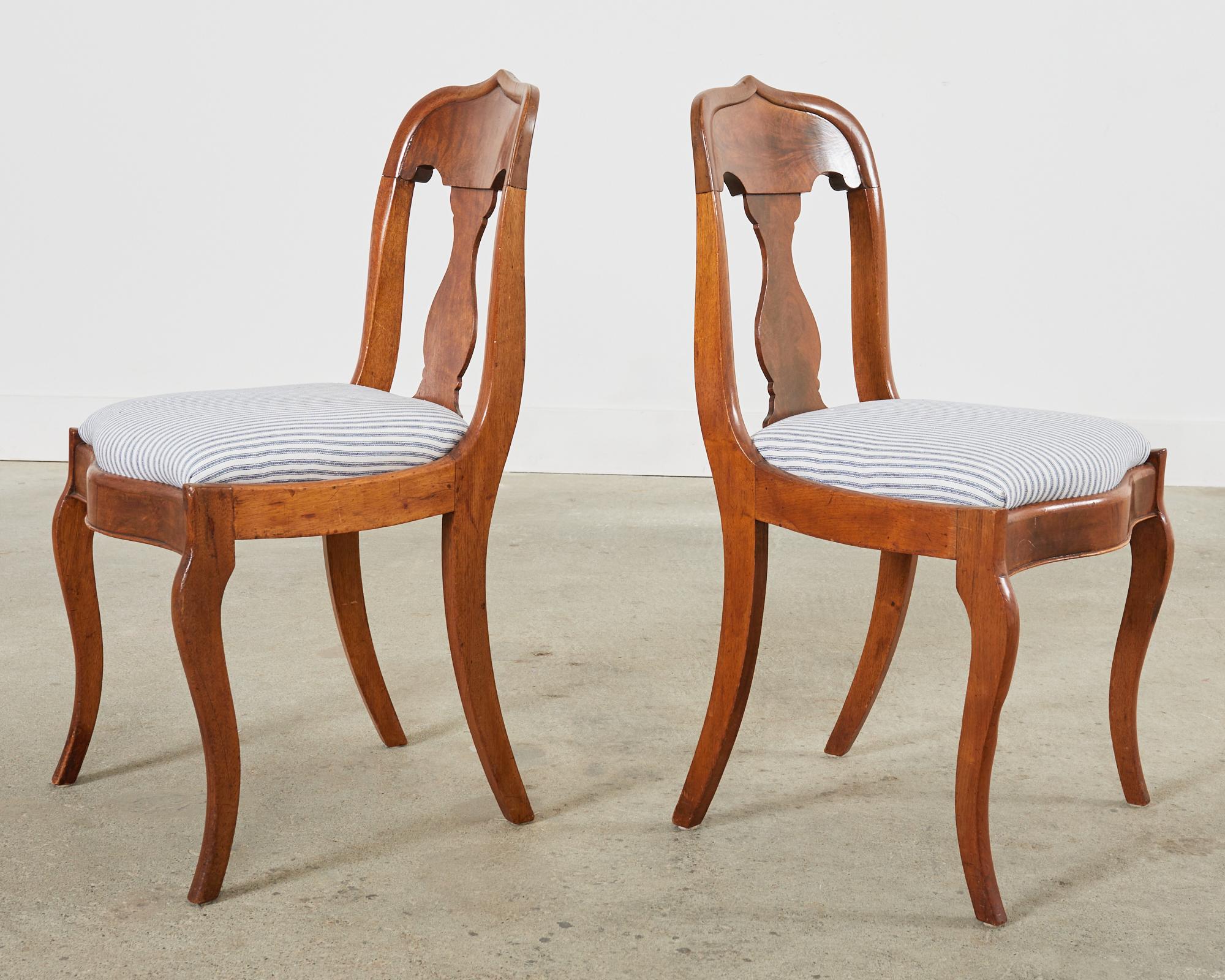 Noyer Ensemble de six chaises de salle à manger en noyer de style Empire français en vente