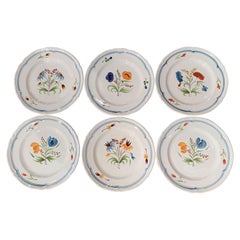 Ensemble de six assiettes florales françaises en céramique peintes à la main en Bretagne