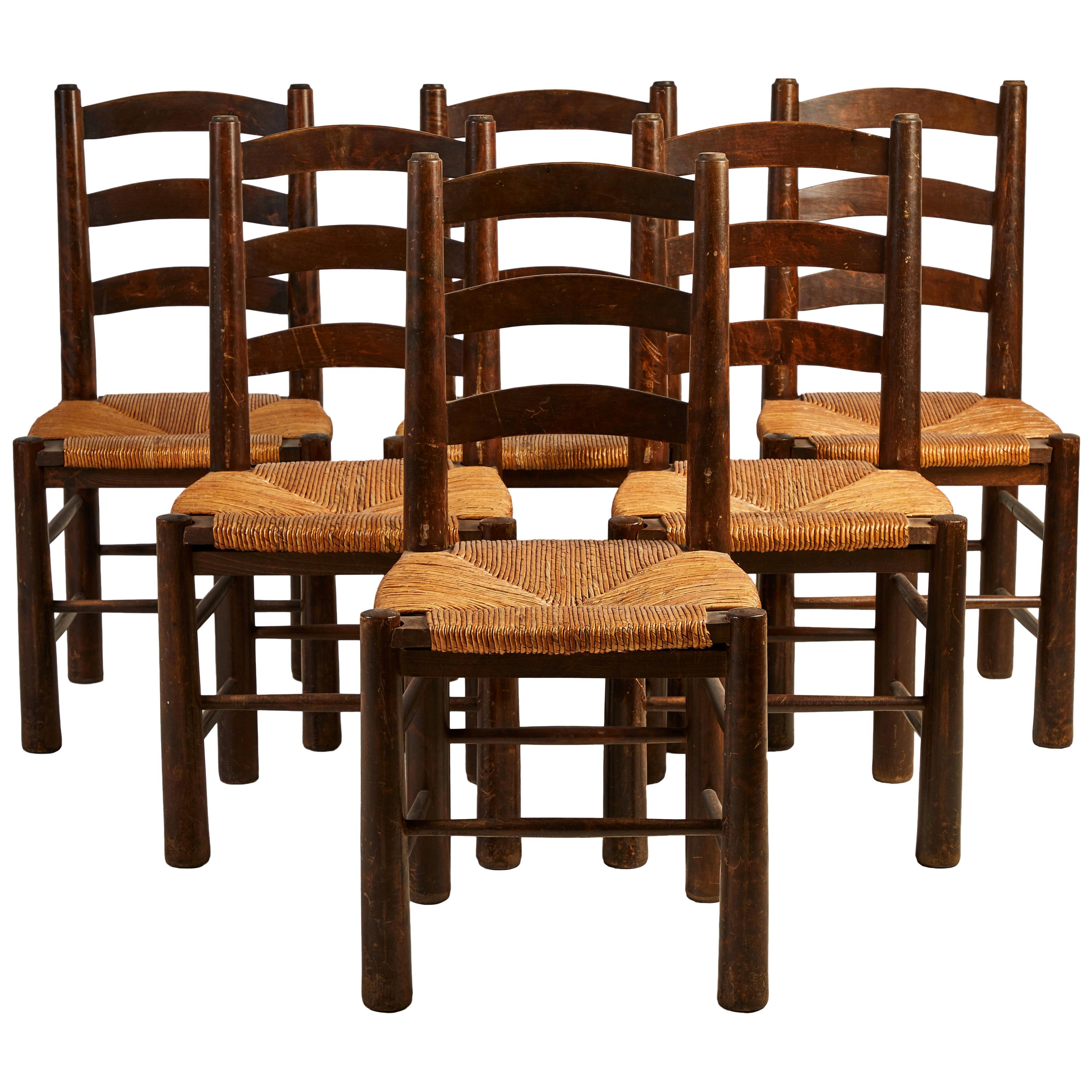 Juego de seis sillas de comedor con respaldo de escalera francesa y asiento de junco