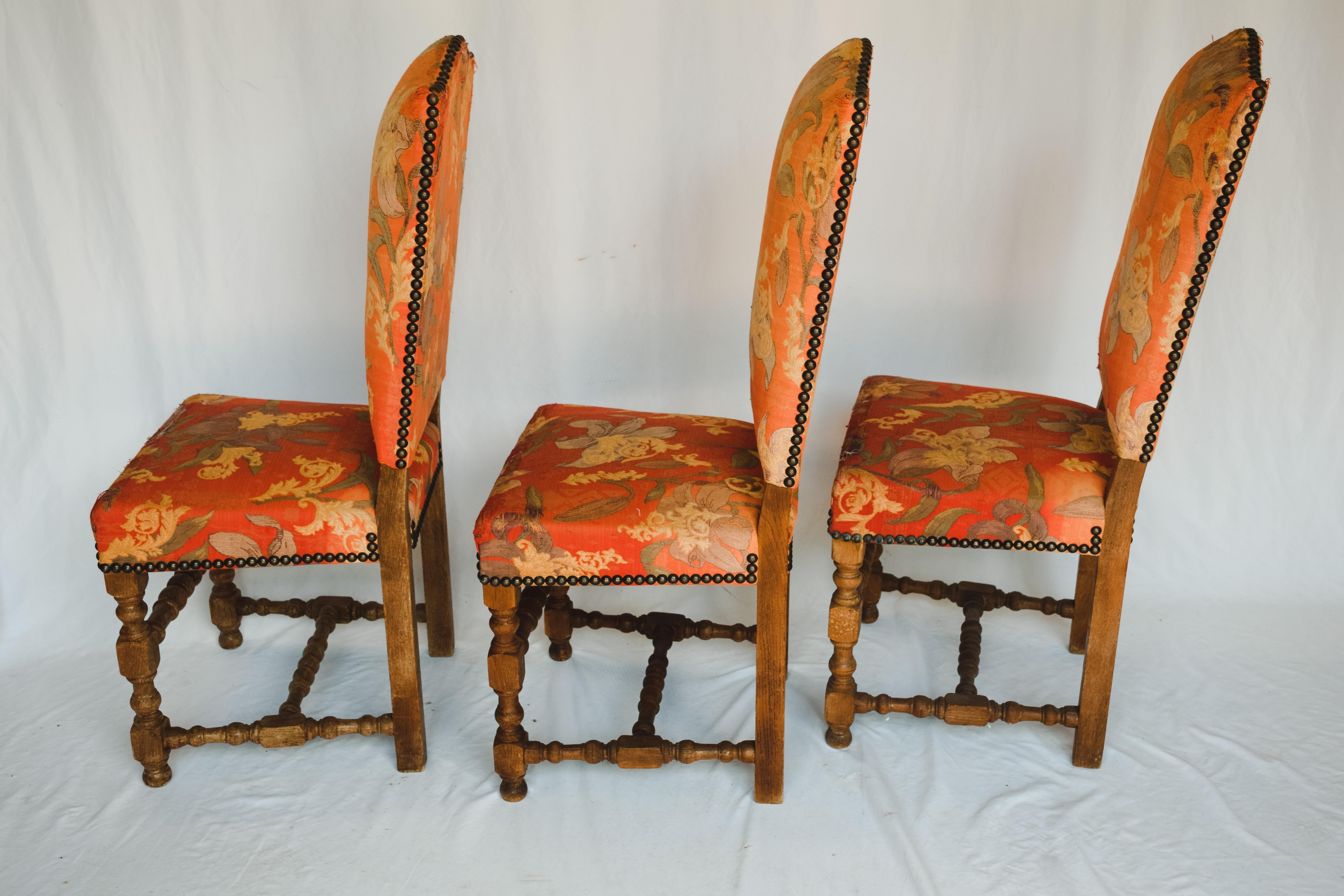 Set of Six French Louis XIII Walnut Turned Legs Side Chairs In Good Condition For Sale In Houston, TX