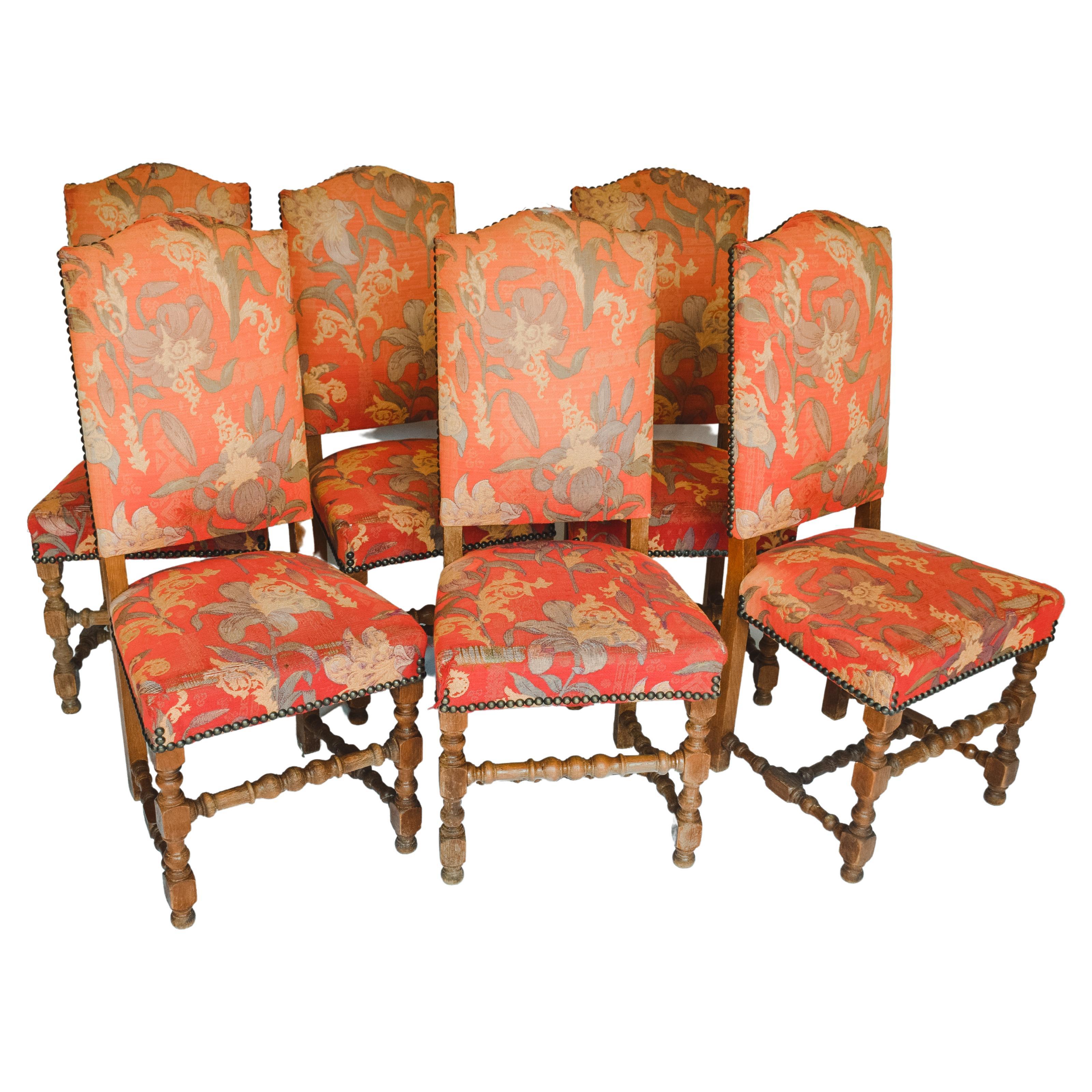 Satz von sechs französischen Louis XIII Beistellstühlen mit gedrechselten Nussbaumbeinen