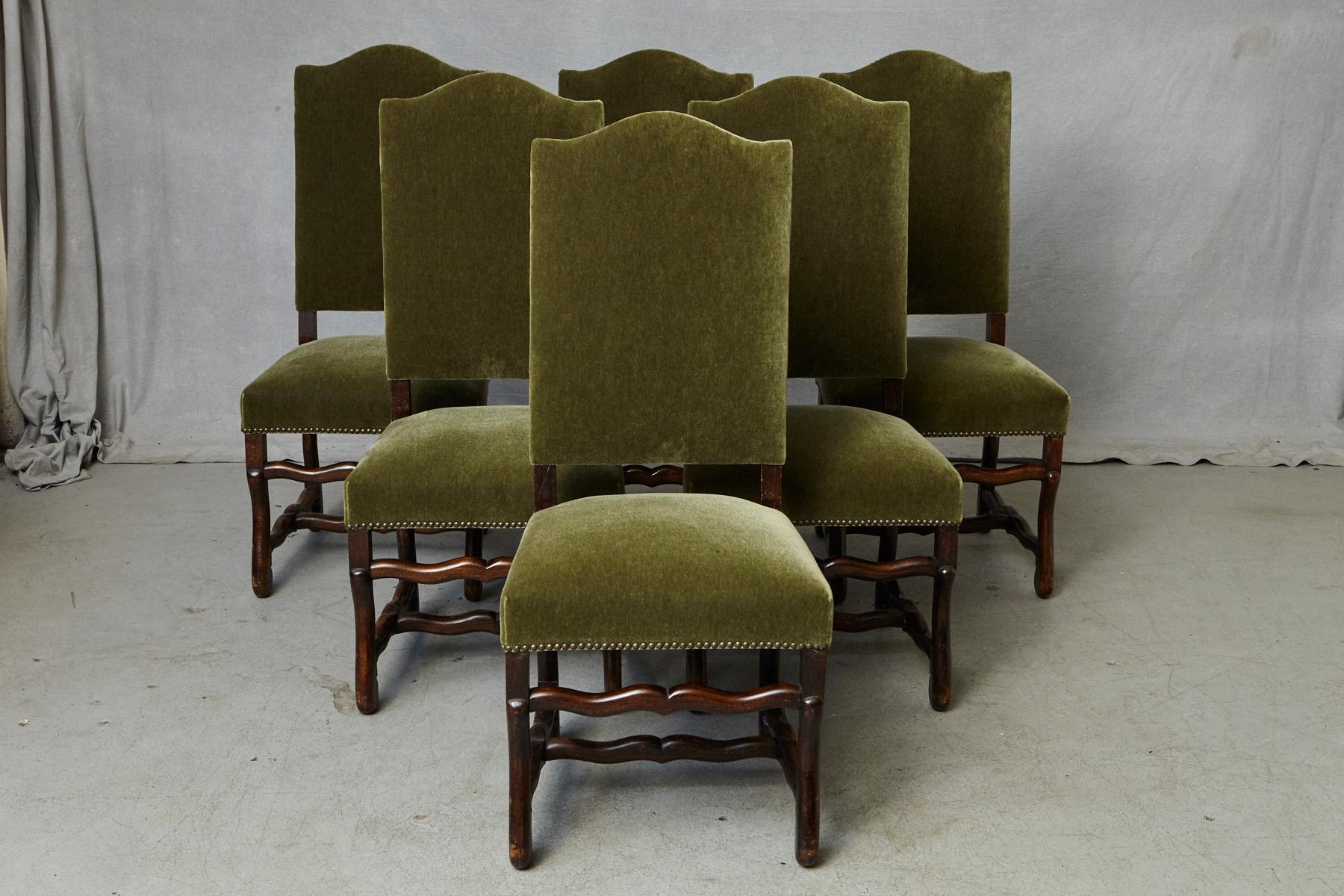 Elegant set of six French Louis XIV style Os de Mouton walnut high back dining chairs with chapeau de gendarme cresting, nailhead trim and H-shaped stretchers, upholstered in green mohair, circa 1900s.
The chairs are in excellent condition, very