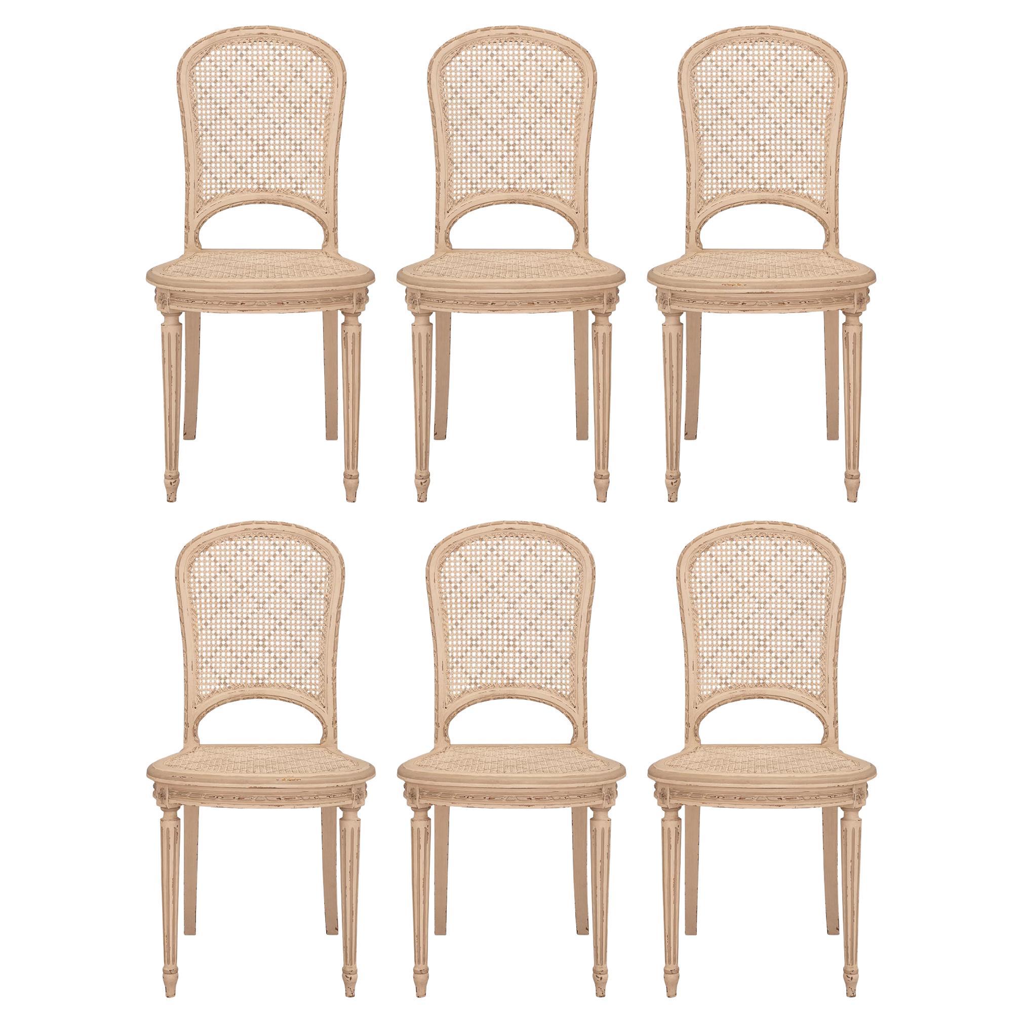 Ensemble de six chaises cannées françaises de style Louis XVI, avec toutes les pièces de patine d'origine en vente