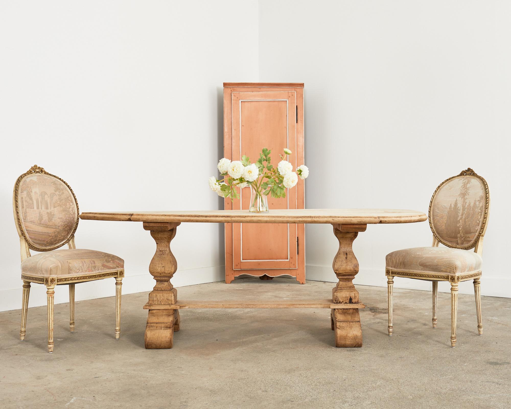 Remarquable ensemble de six chaises de salle à manger peintes en français, réalisées dans le grand style néoclassique Louis XVI. L'ensemble comprend des cadres en hêtre sculptés à la main, décorés de bordures en fausse corde sur les dos en forme de